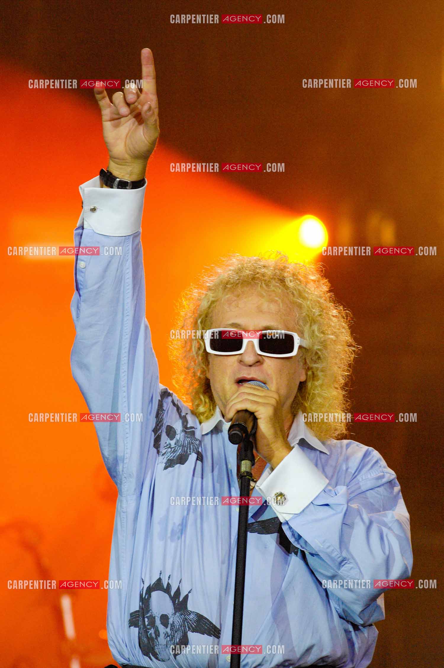 Le chanteur Michel Polnareff lors de son concert devant la Tour Eiffel pour le 14 juillet 2007.
