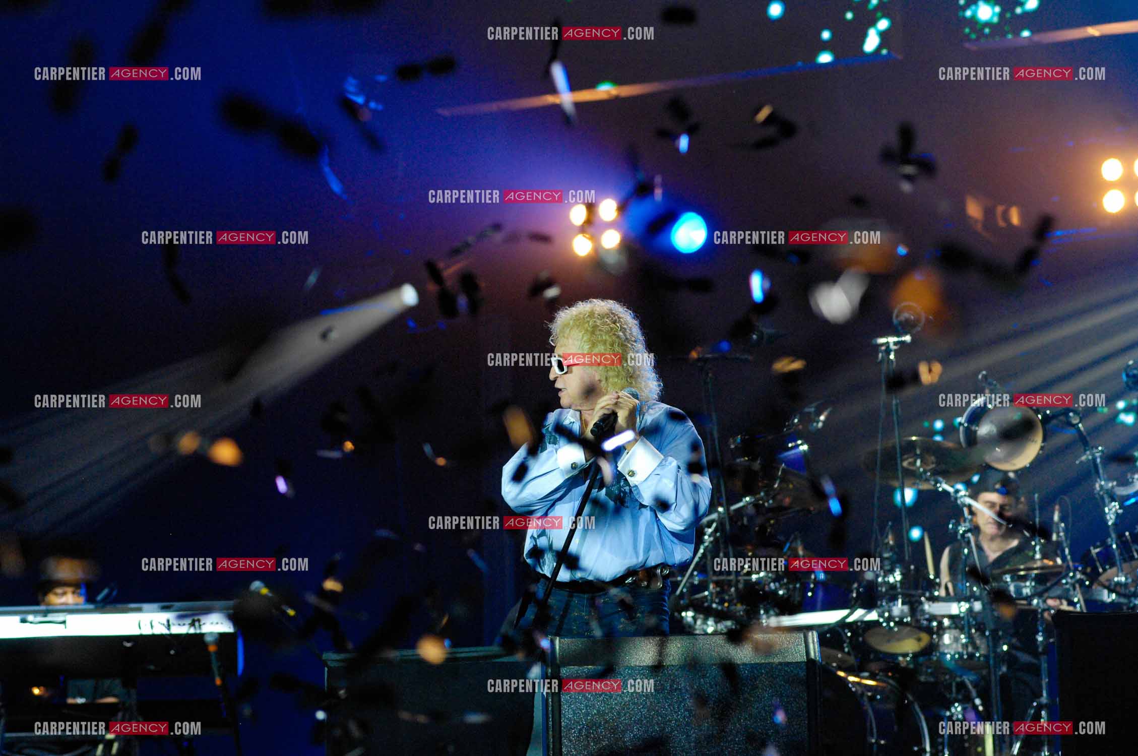 Le chanteur Michel Polnareff lors de son concert devant la Tour Eiffel pour le 14 juillet 2007.