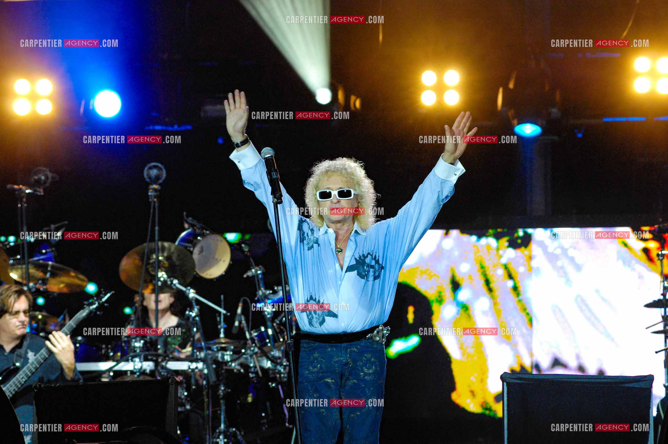 Le chanteur Michel Polnareff lors de son concert devant la Tour Eiffel pour le 14 juillet 2007.