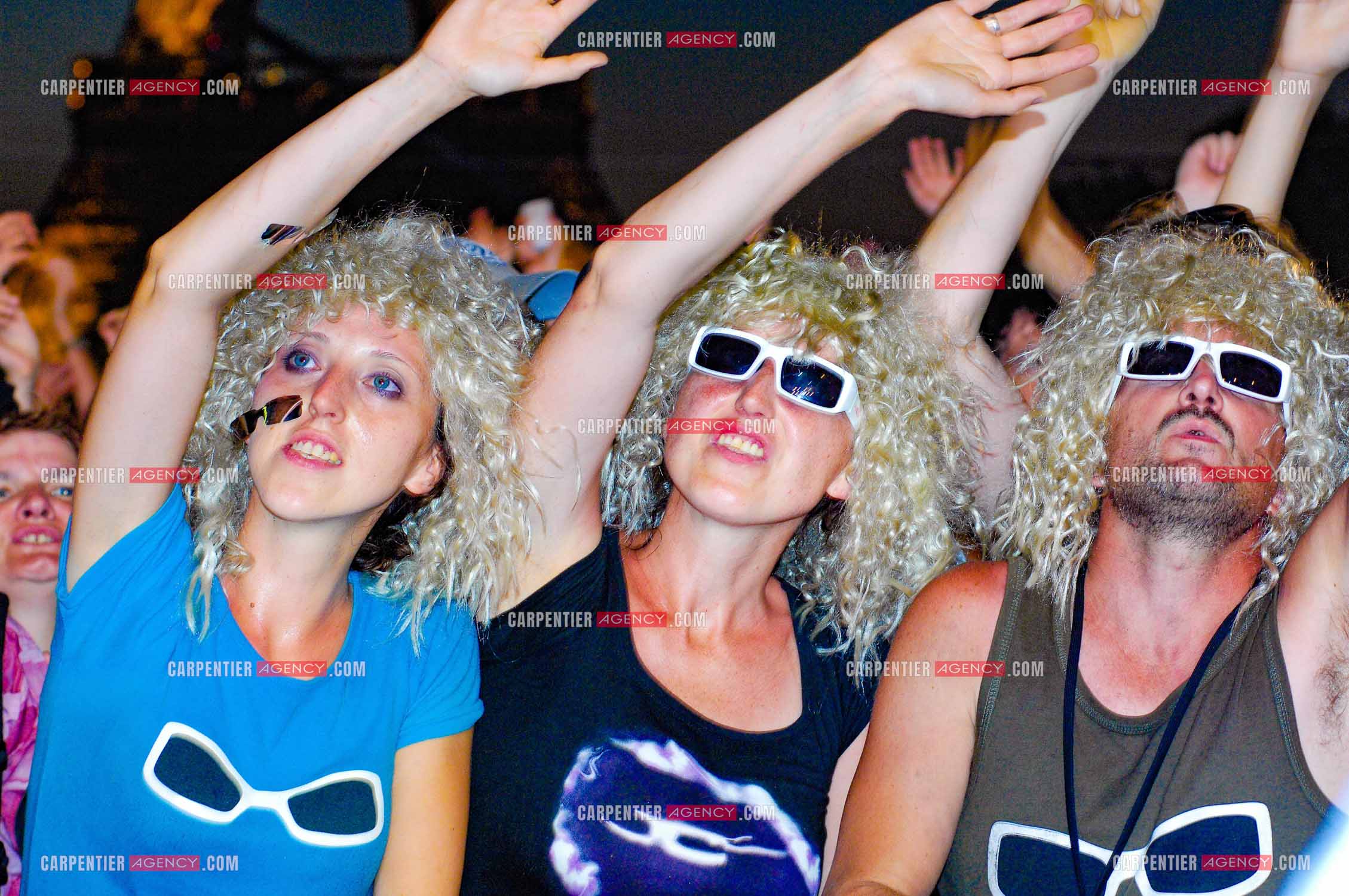 Le chanteur Michel Polnareff lors de son concert devant la Tour Eiffel pour le 14 juillet 2007. Fans regroupés devant la scène avec des perruques façon Michel Polnareff pour l'ambiance.