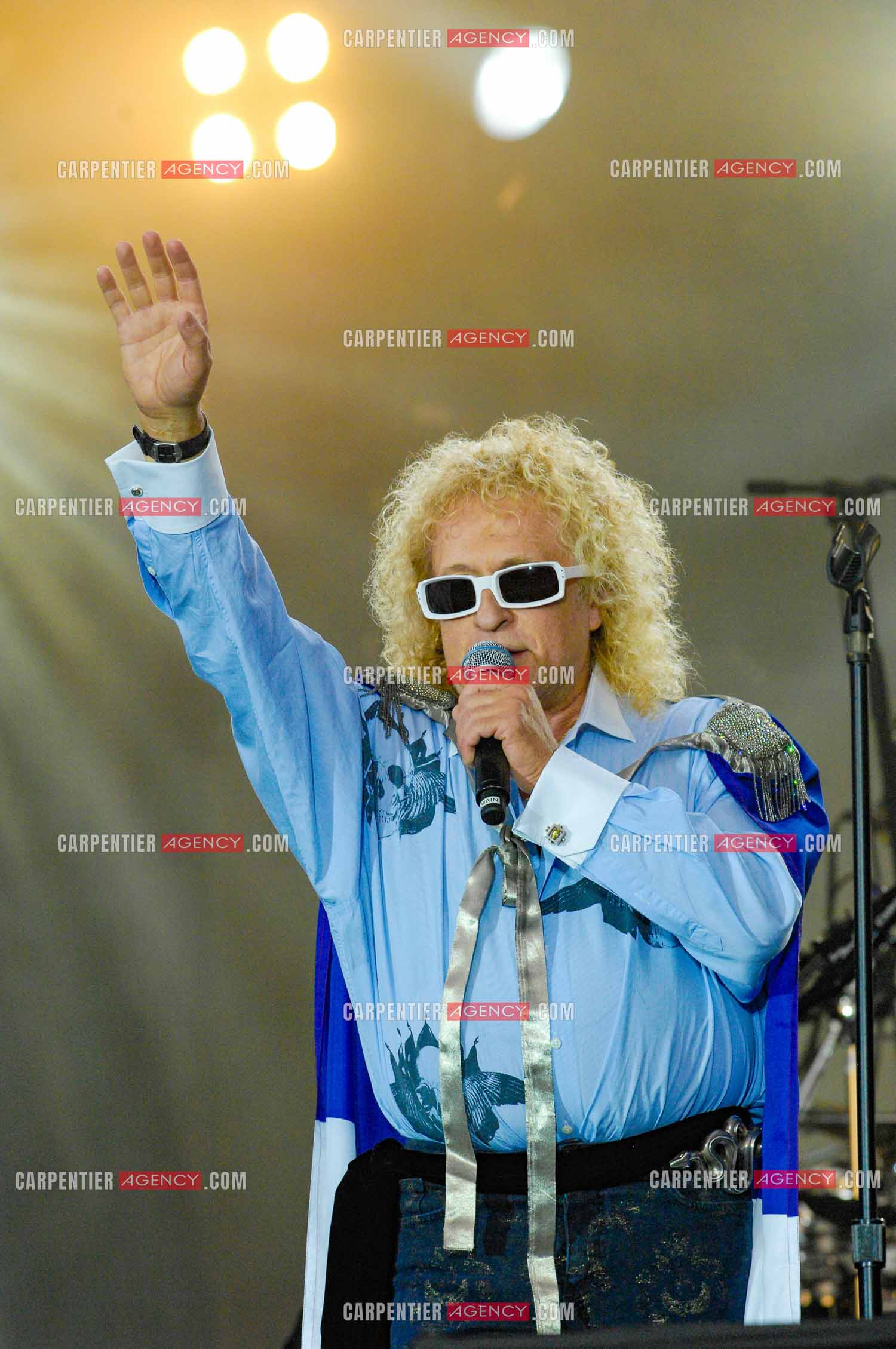 Le chanteur Michel Polnareff lors de son concert devant la Tour Eiffel pour le 14 juillet 2007. L'entrée en scène de Michel Polnareff avec le drapeau Français autour du cou.