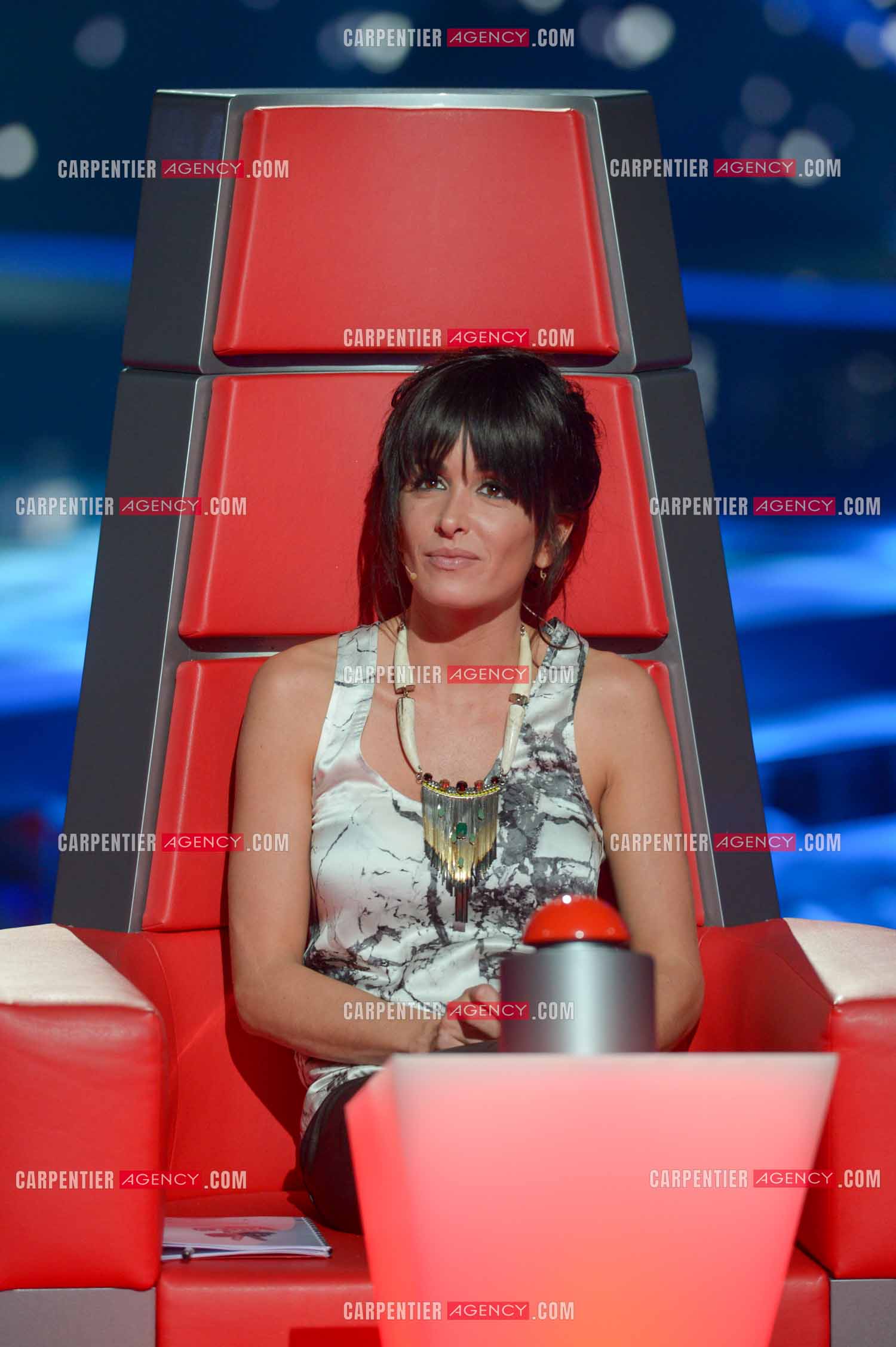 La chanteuse Jenifer Bartoli coach vocal de l'émission The Voice Kid's dans son fauteuil rouge.  ( Exclusif )