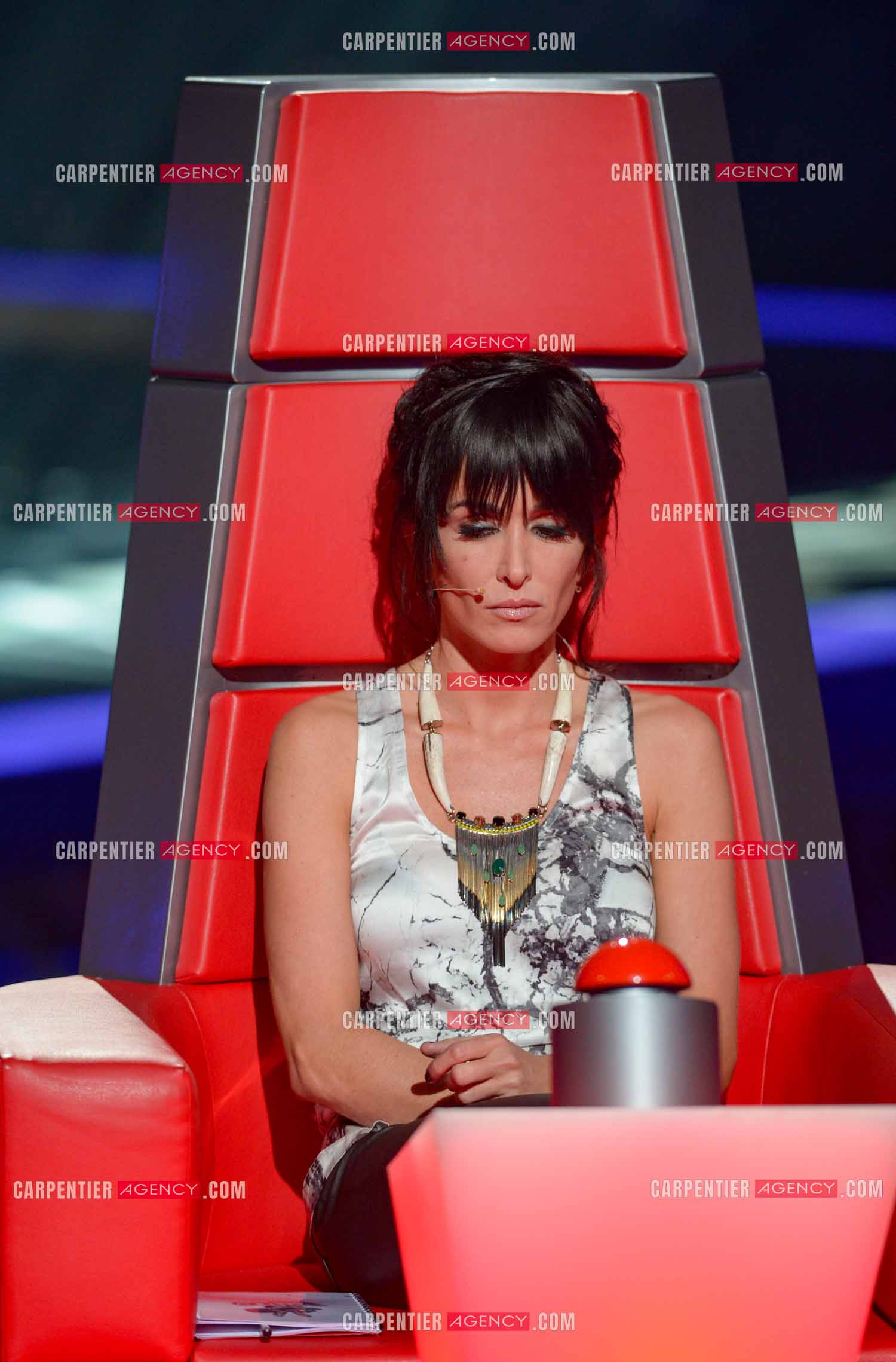 La chanteuse Jenifer Bartoli coach vocal de l'émission The Voice Kid's dans son fauteuil rouge.  ( Exclusif )