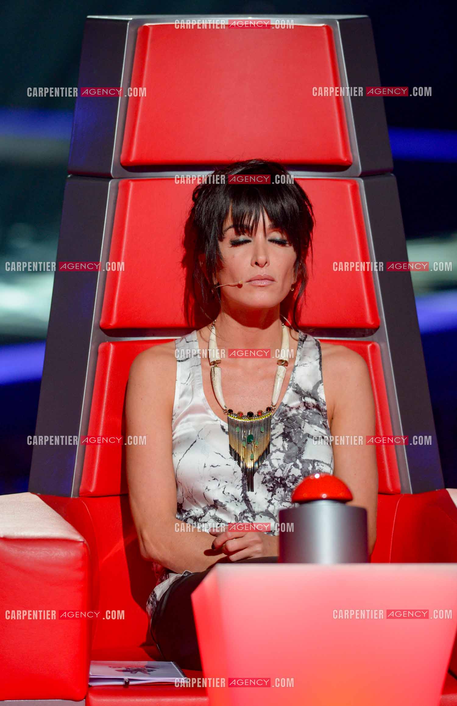 La chanteuse Jenifer Bartoli coach vocal de l'émission The Voice Kid's dans son fauteuil rouge.  ( Exclusif )