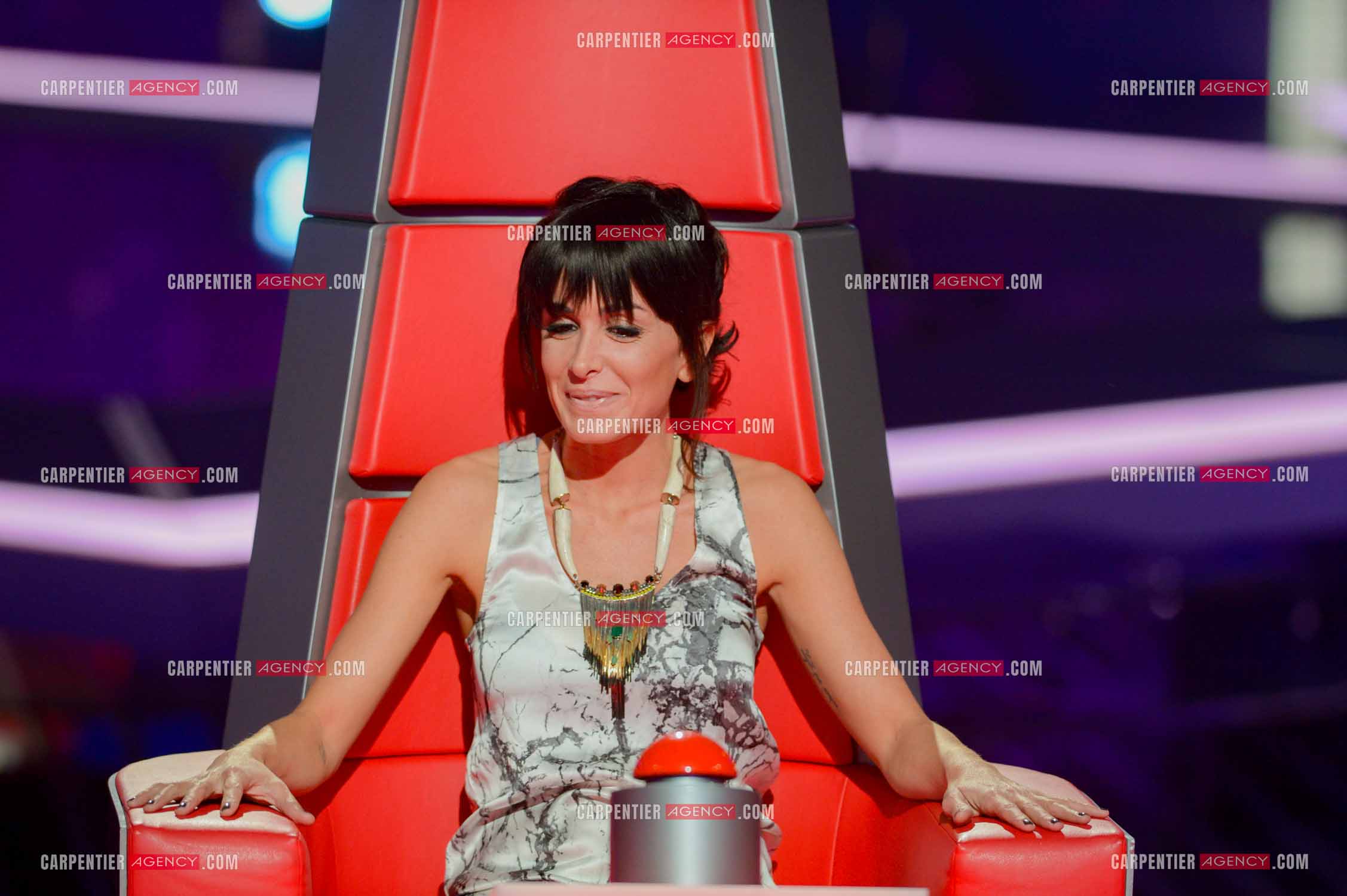 La chanteuse Jenifer Bartoli coach vocal de l'émission The Voice Kid's dans son fauteuil rouge.  ( Exclusif )