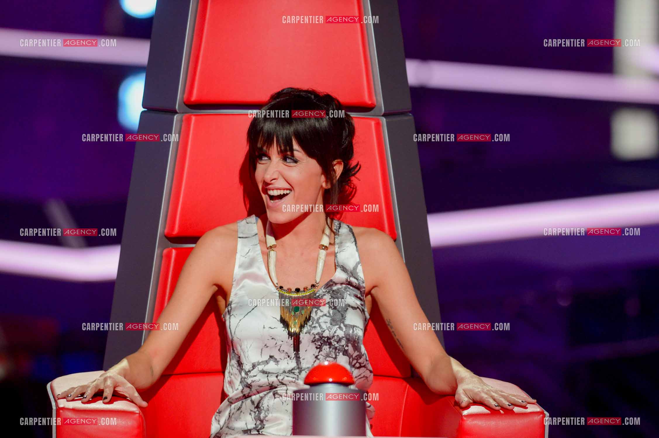 La chanteuse Jenifer Bartoli coach vocal de l'émission The Voice Kid's dans son fauteuil rouge.  ( Exclusif )
