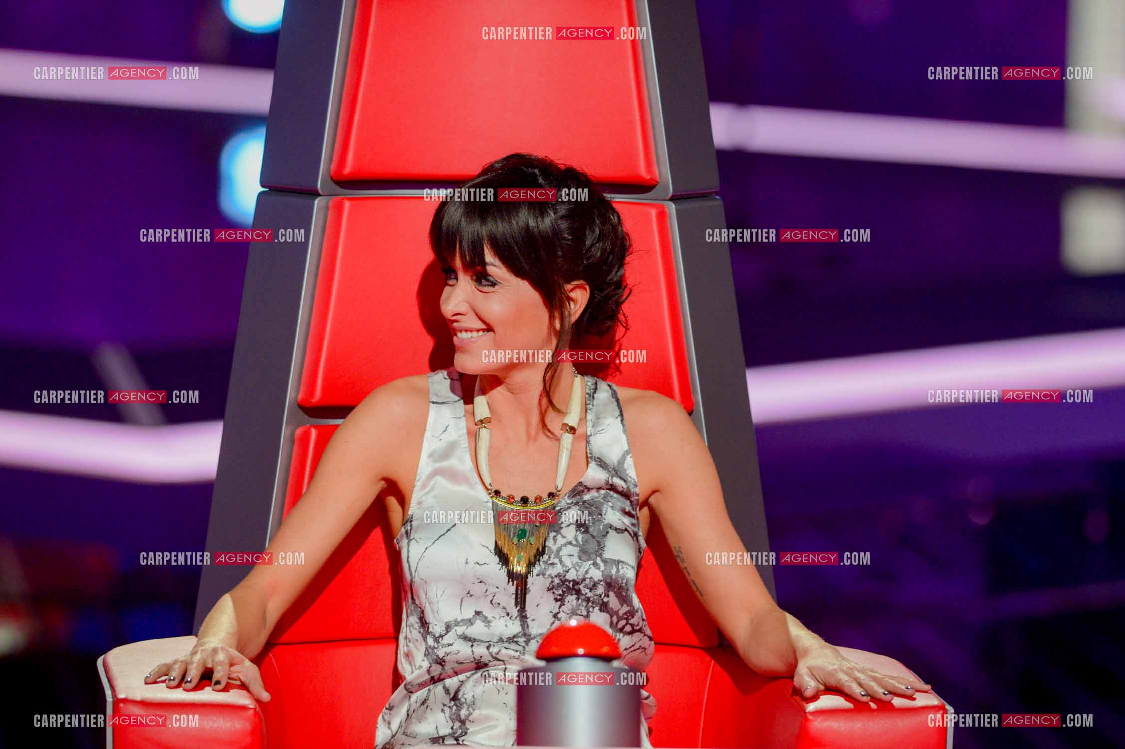La chanteuse Jenifer Bartoli coach vocal de l'émission The Voice Kid's dans son fauteuil rouge.  ( Exclusif )