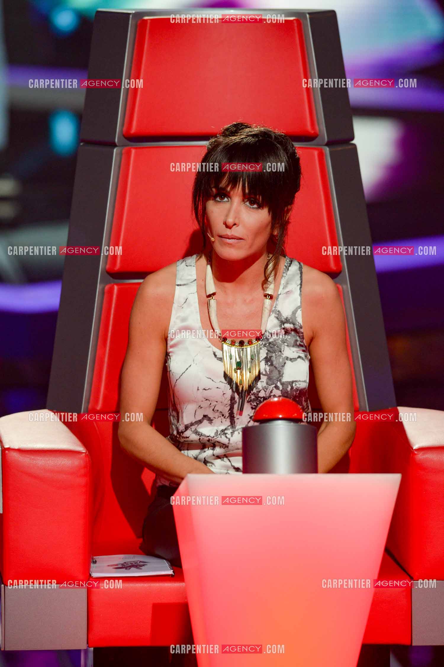 La chanteuse Jenifer Bartoli coach vocal de l'émission The Voice Kid's dans son fauteuil rouge.  ( Exclusif )