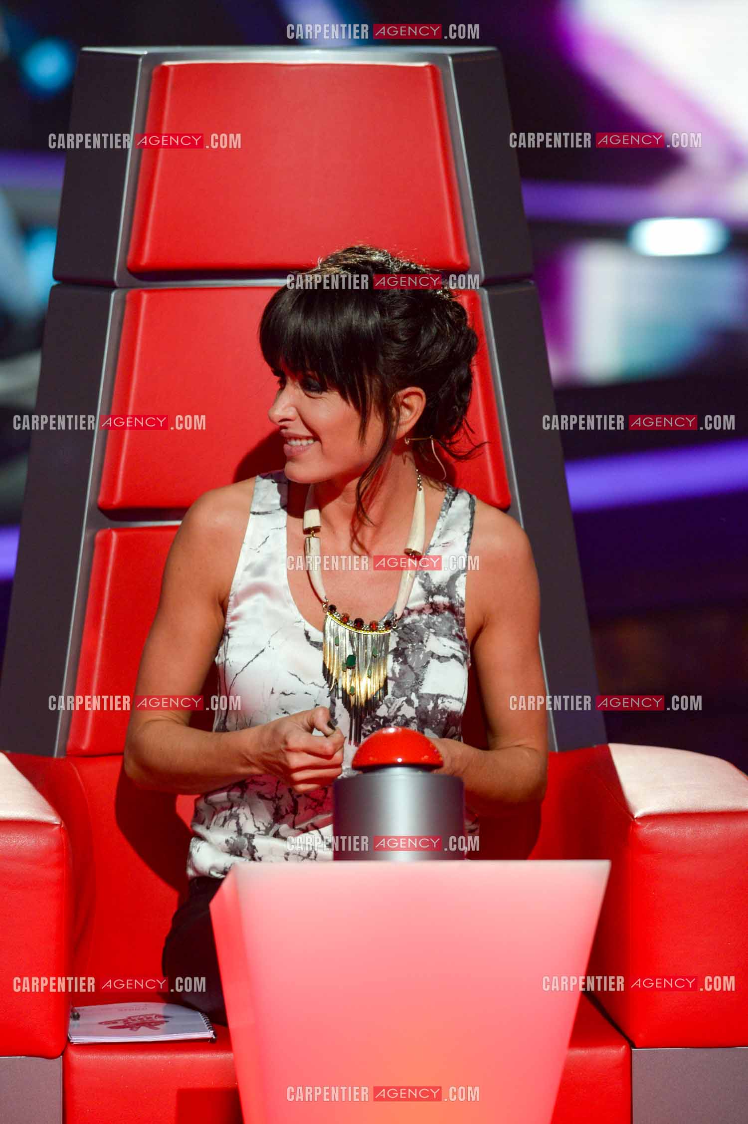 La chanteuse Jenifer Bartoli coach vocal de l'émission The Voice Kid's dans son fauteuil rouge.  ( Exclusif )