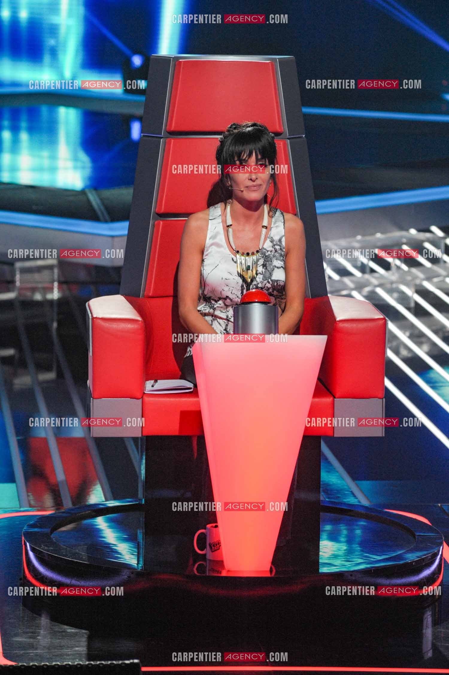 La chanteuse Jenifer Bartoli coach vocal de l'émission The Voice Kid's dans son fauteuil rouge.  ( Exclusif )
