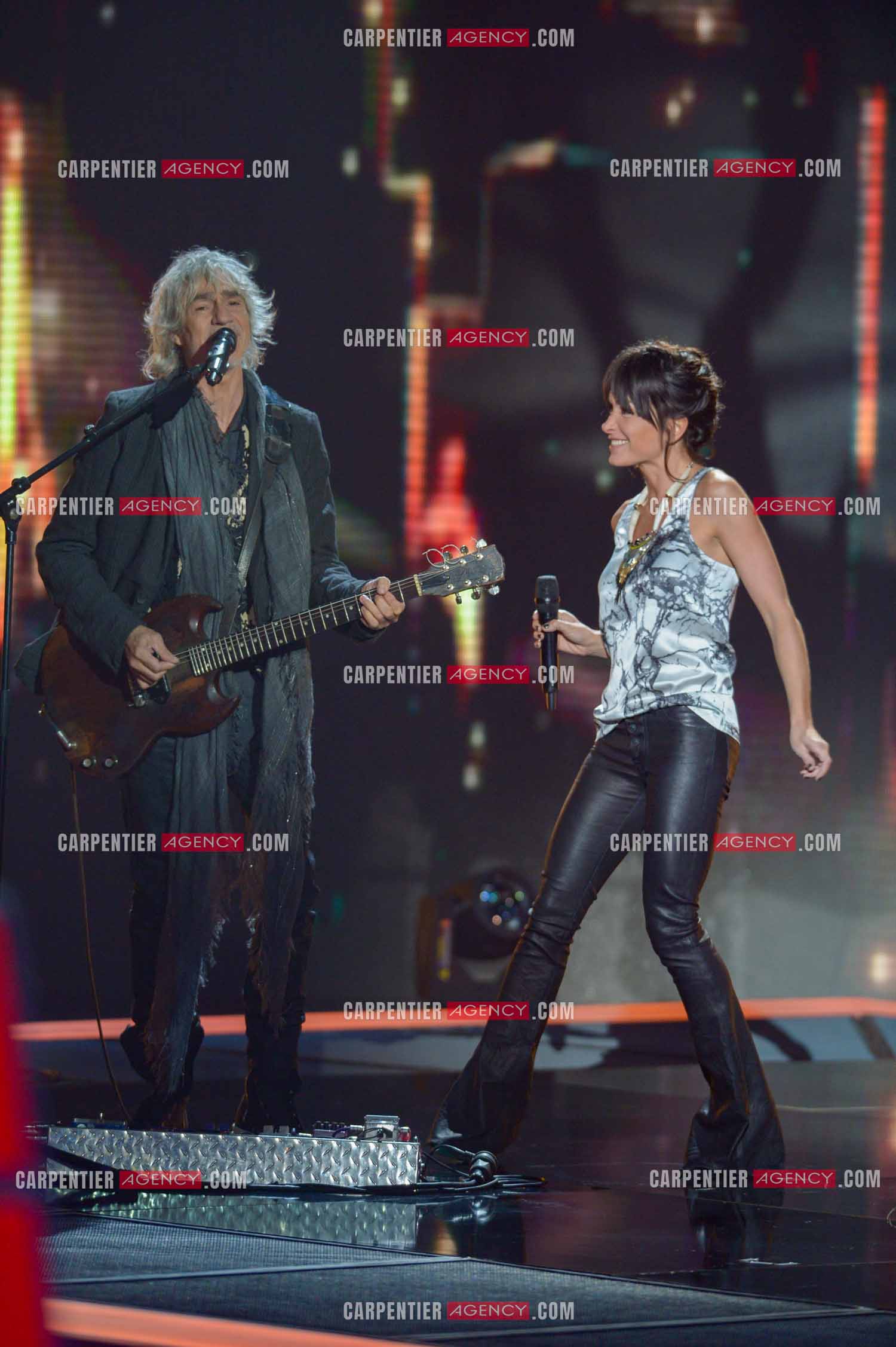 Les deux coachs de l'émission The Voice Kid's Louis Bertignac et Jenifer Bartoli lors d'un duo.  ( Exclusif )