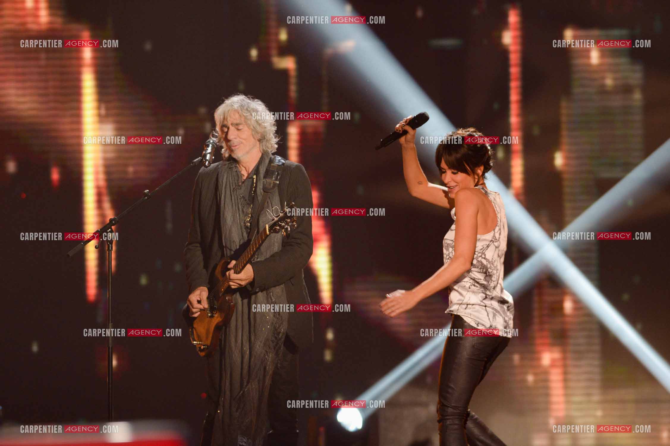 Les deux coachs de l'émission The Voice Kid's Louis Bertignac et Jenifer Bartoli lors d'un duo.  ( Exclusif )