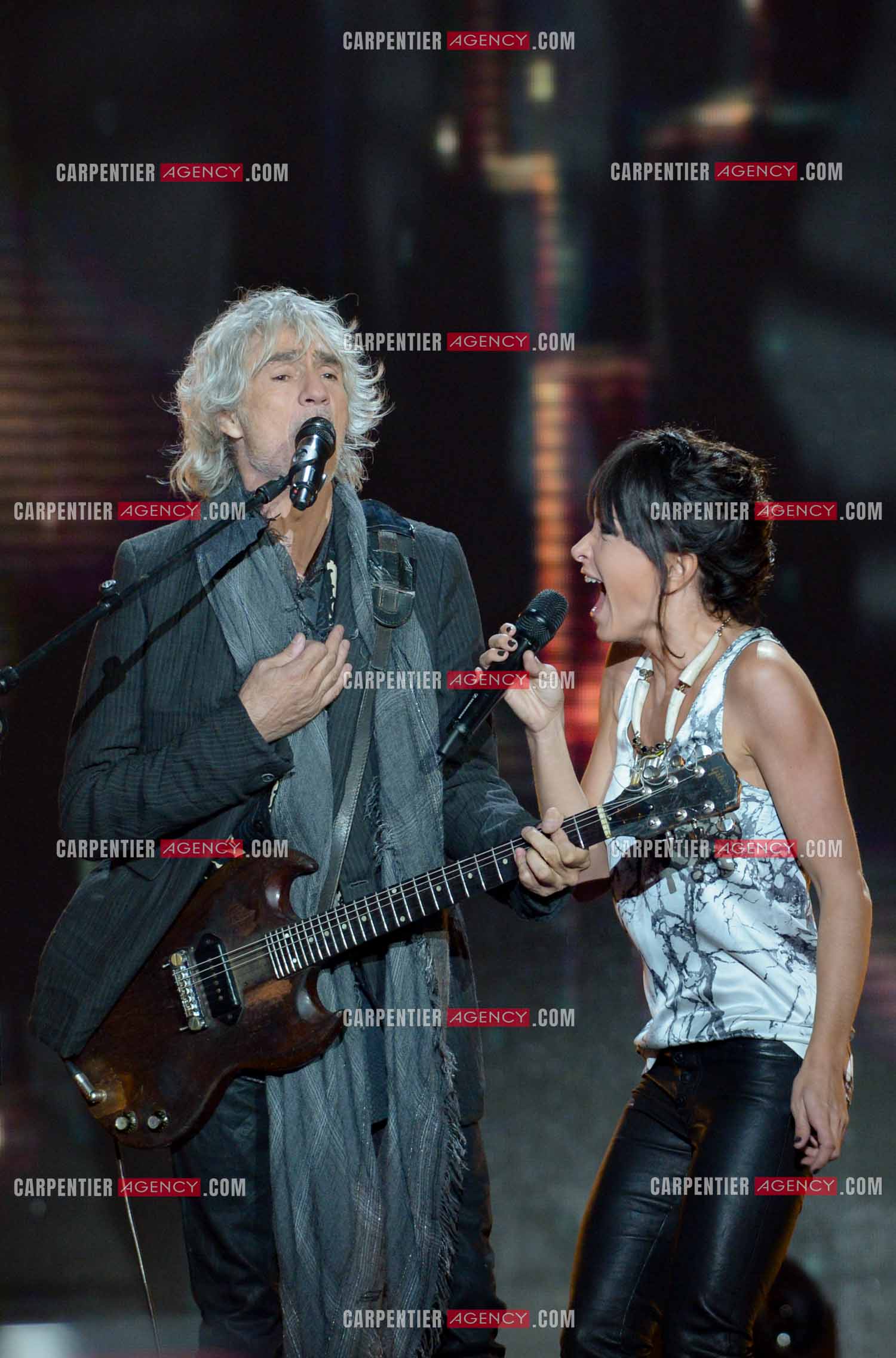 Les deux coachs de l'émission The Voice Kid's Louis Bertignac et Jenifer Bartoli lors d'un duo.  ( Exclusif )