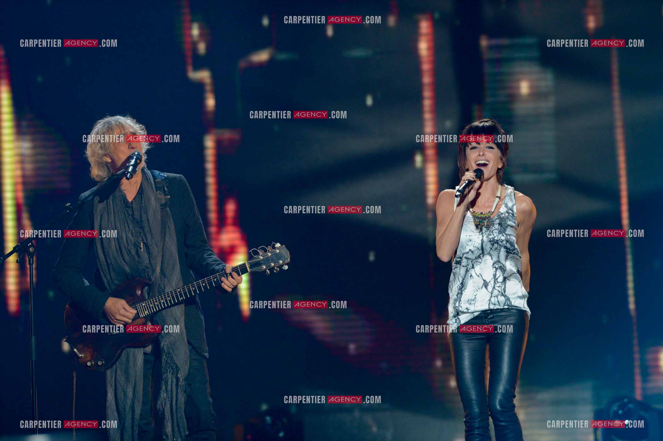 Les deux coachs de l'émission The Voice Kid's Louis Bertignac et Jenifer Bartoli lors d'un duo.  ( Exclusif )