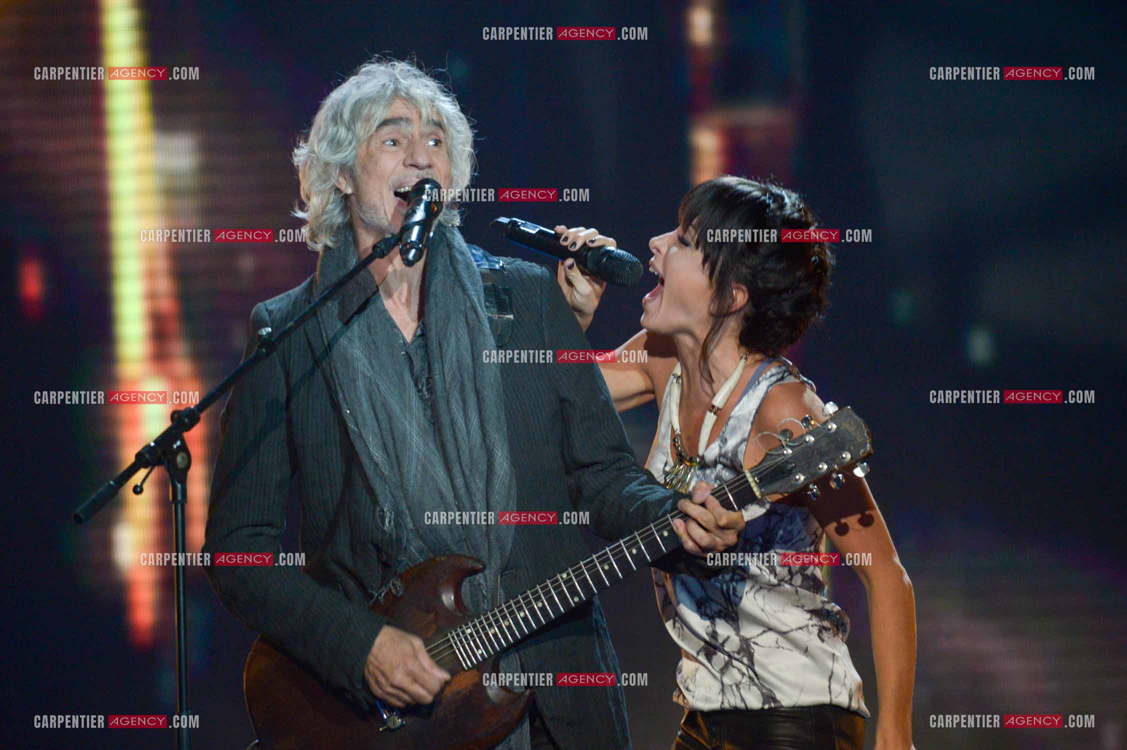 Les deux coachs de l'émission The Voice Kid's Louis Bertignac et Jenifer Bartoli lors d'un duo.  ( Exclusif )
