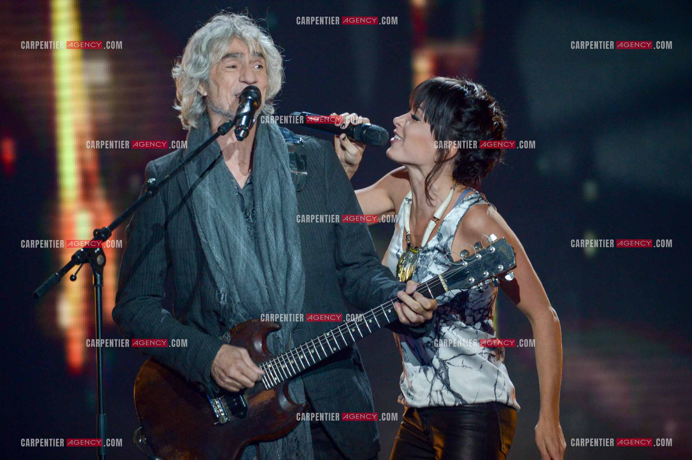 Les deux coachs de l'émission The Voice Kid's Louis Bertignac et Jenifer Bartoli lors d'un duo.  ( Exclusif )