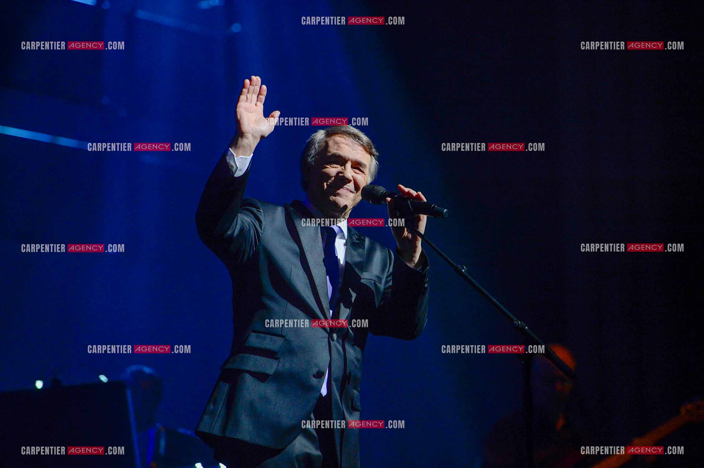 Le chanteur Salvatore Adamo en concert au Grand Rex à Paris.