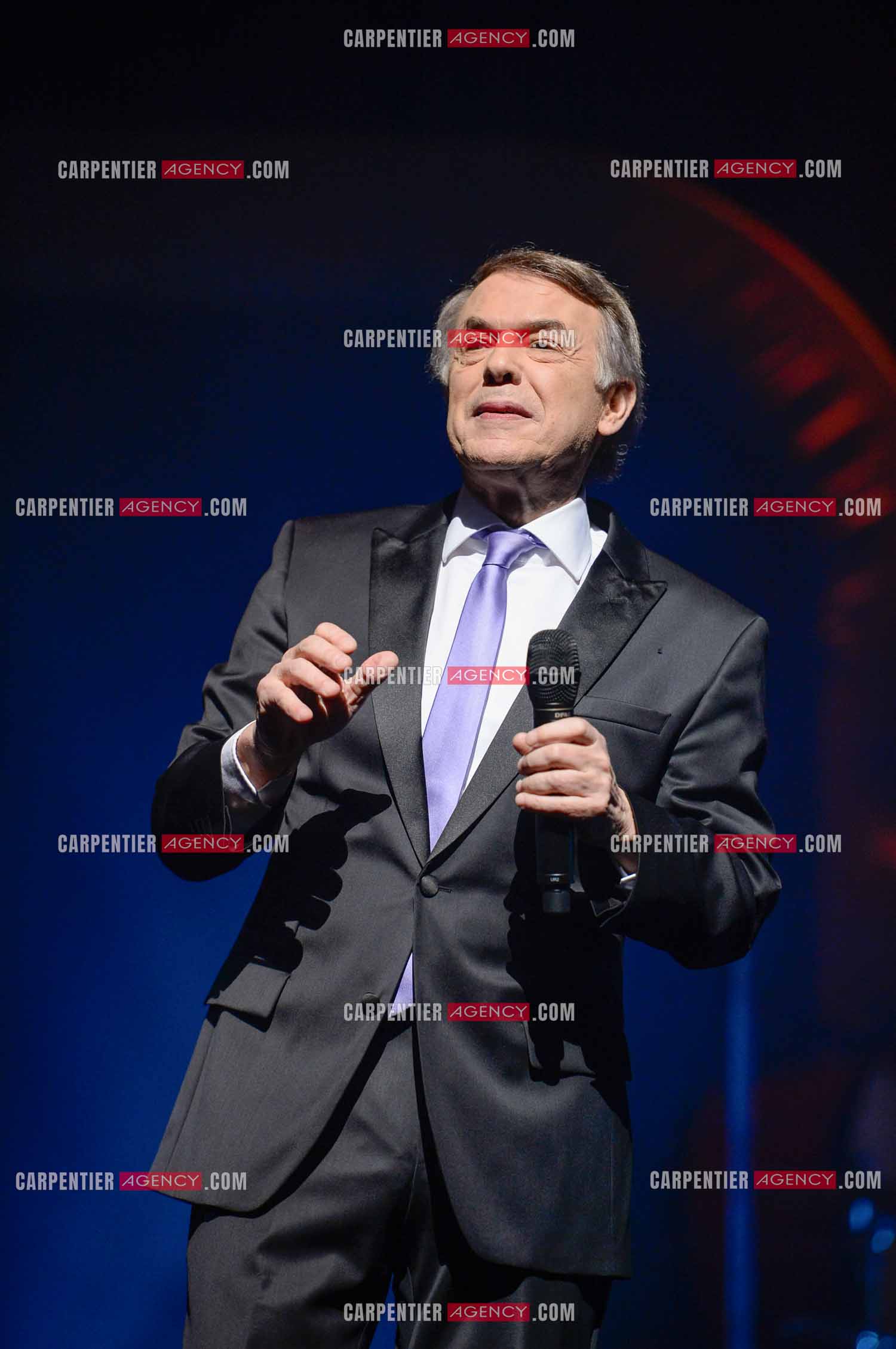 Le chanteur Salvatore Adamo en concert au Grand Rex à Paris.
