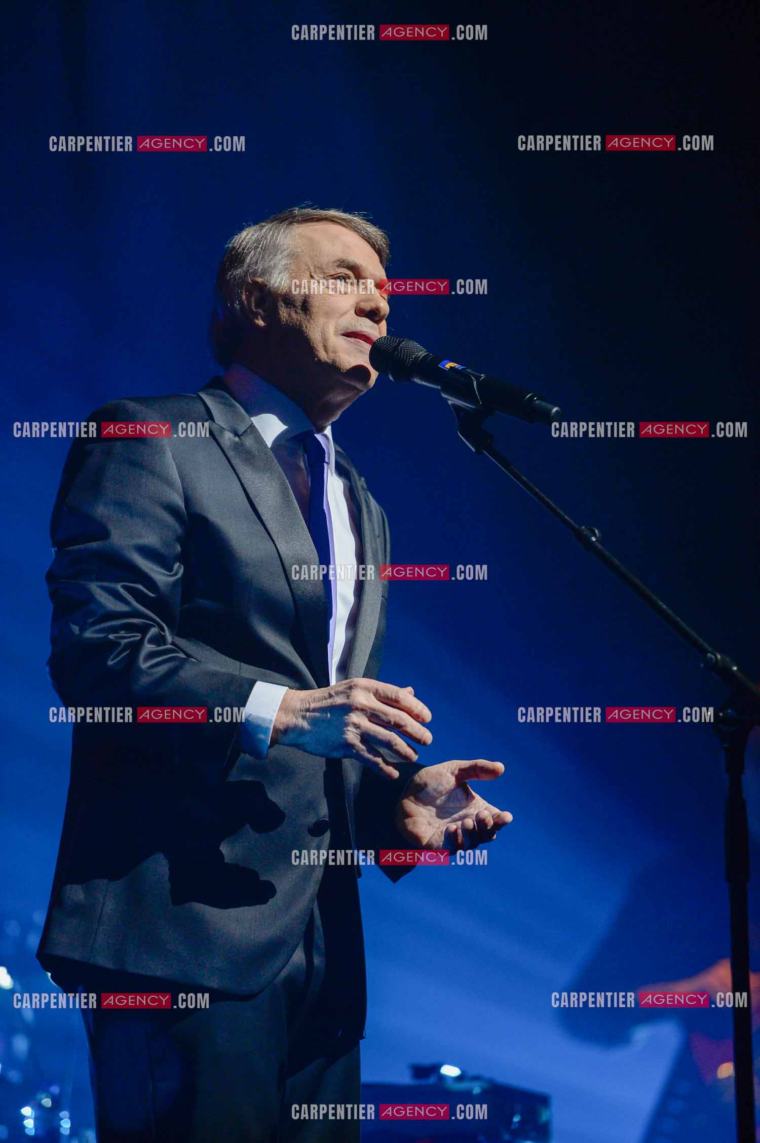 Le chanteur Salvatore Adamo en concert au Grand Rex à Paris.