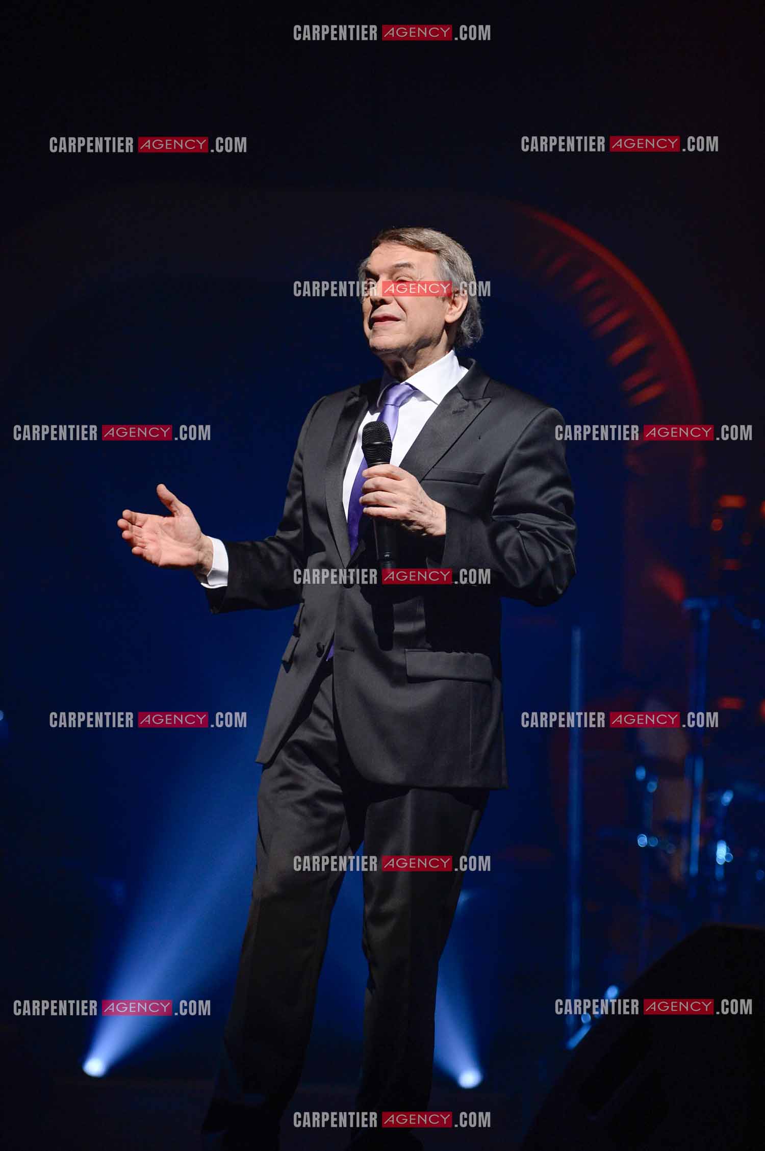 Le chanteur Salvatore Adamo en concert au Grand Rex à Paris.