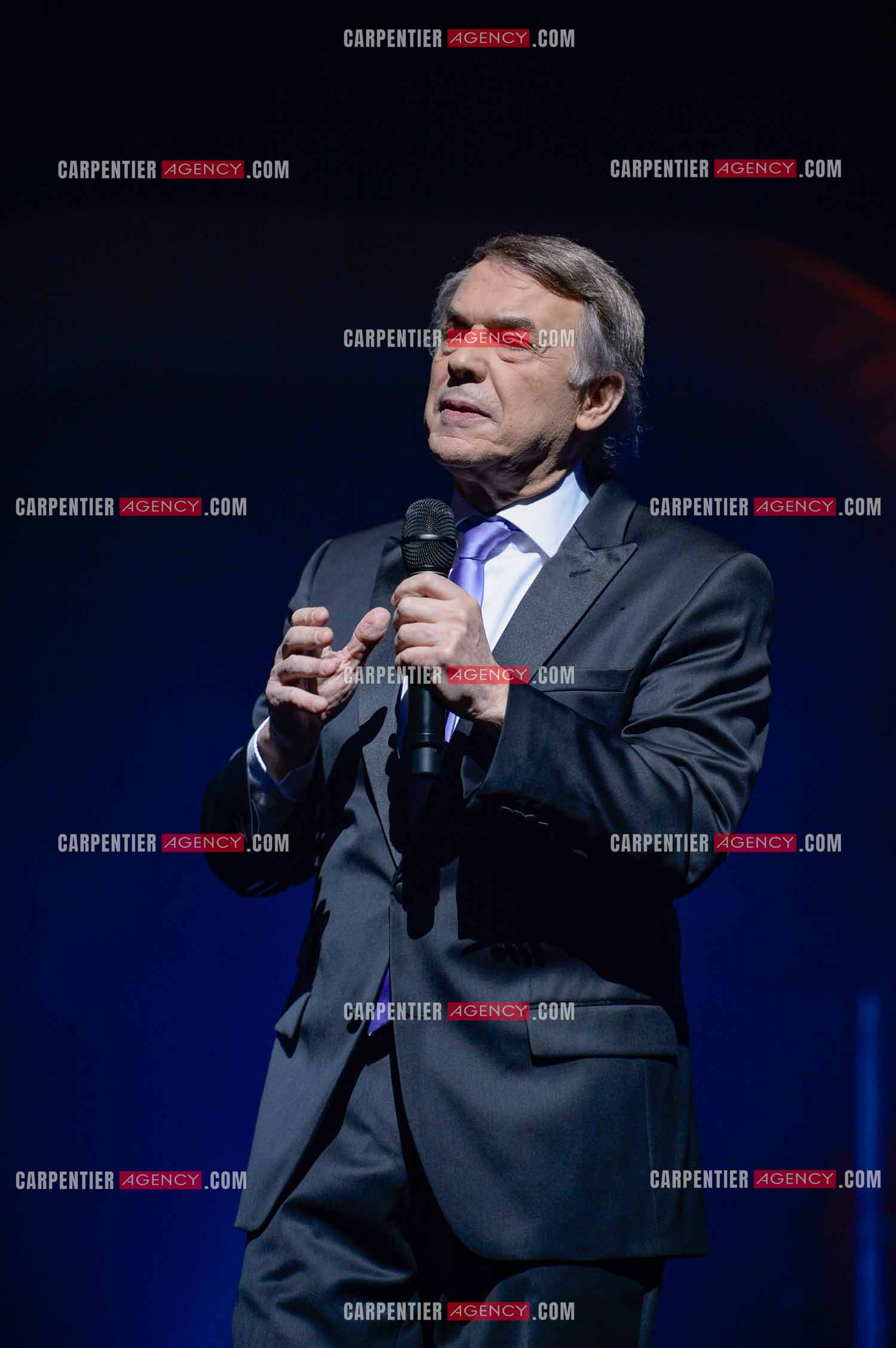 Le chanteur Salvatore Adamo en concert au Grand Rex à Paris.