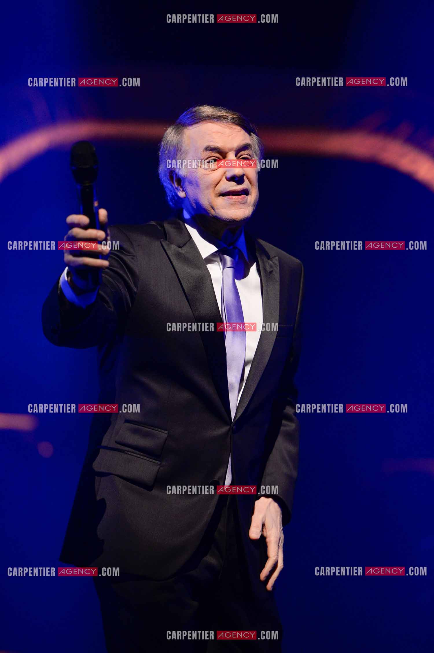 Le chanteur Salvatore Adamo en concert au Grand Rex à Paris.