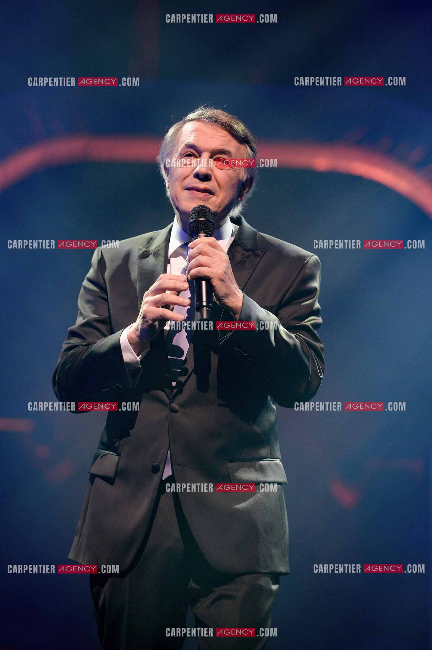 Le chanteur Salvatore Adamo en concert au Grand Rex à Paris.