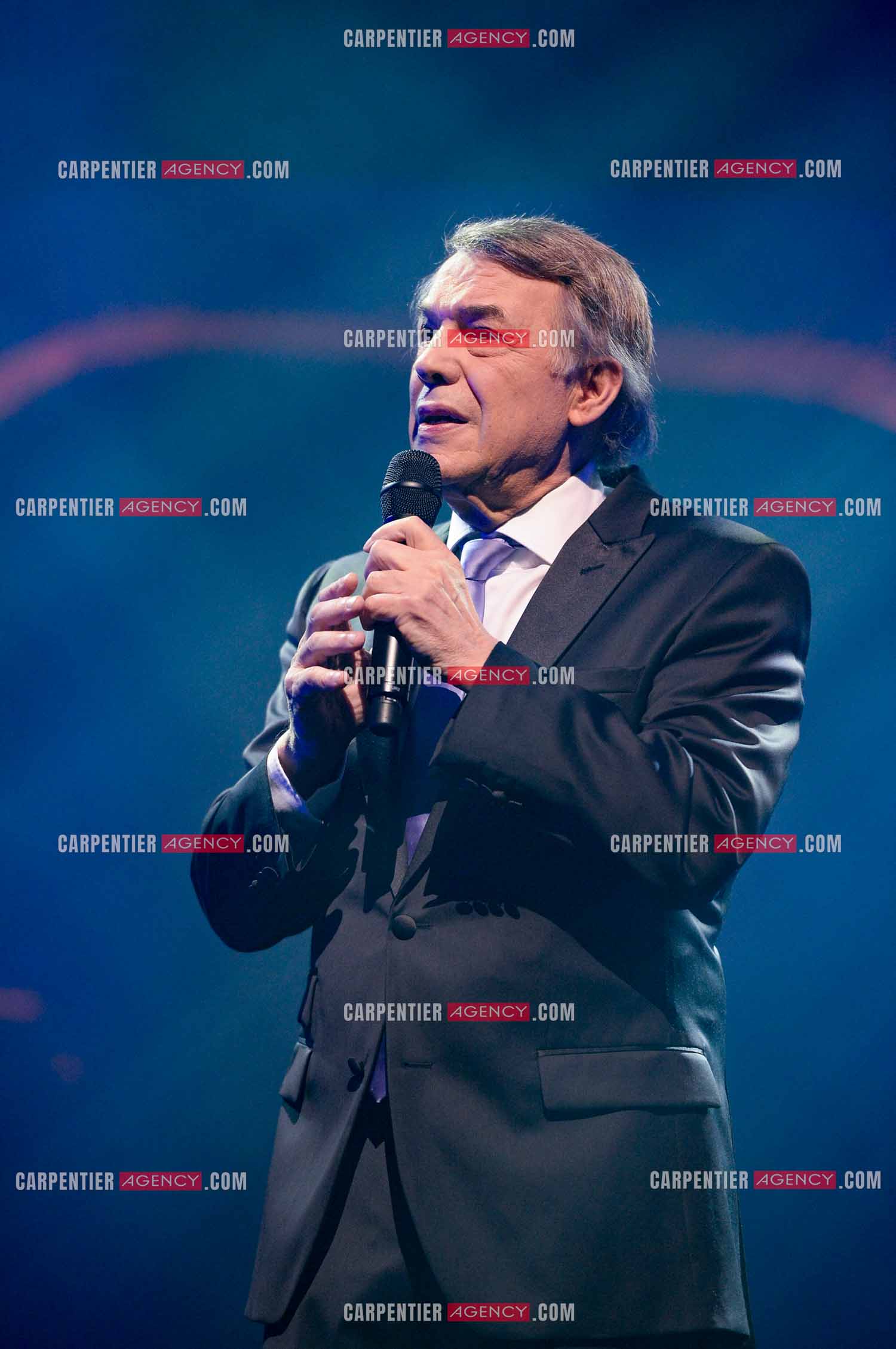 Le chanteur Salvatore Adamo en concert au Grand Rex à Paris.