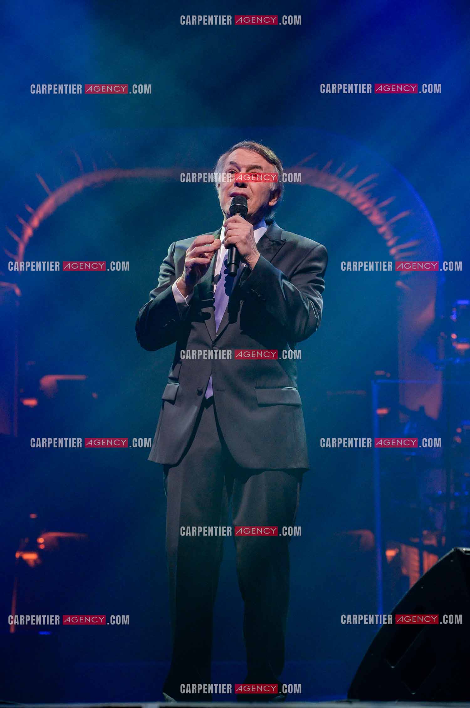 Le chanteur Salvatore Adamo en concert au Grand Rex à Paris.