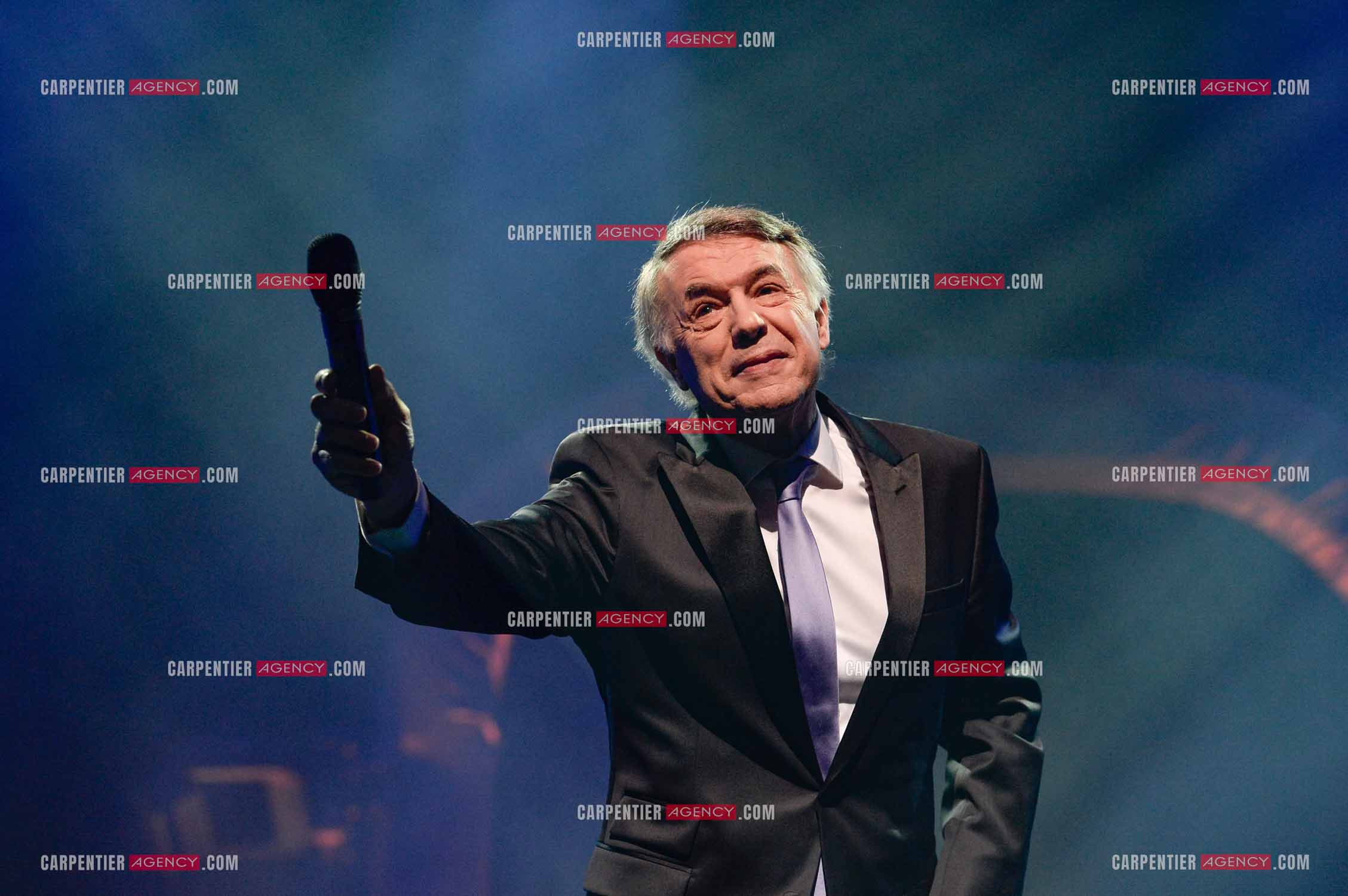 Le chanteur Salvatore Adamo en concert au Grand Rex à Paris.