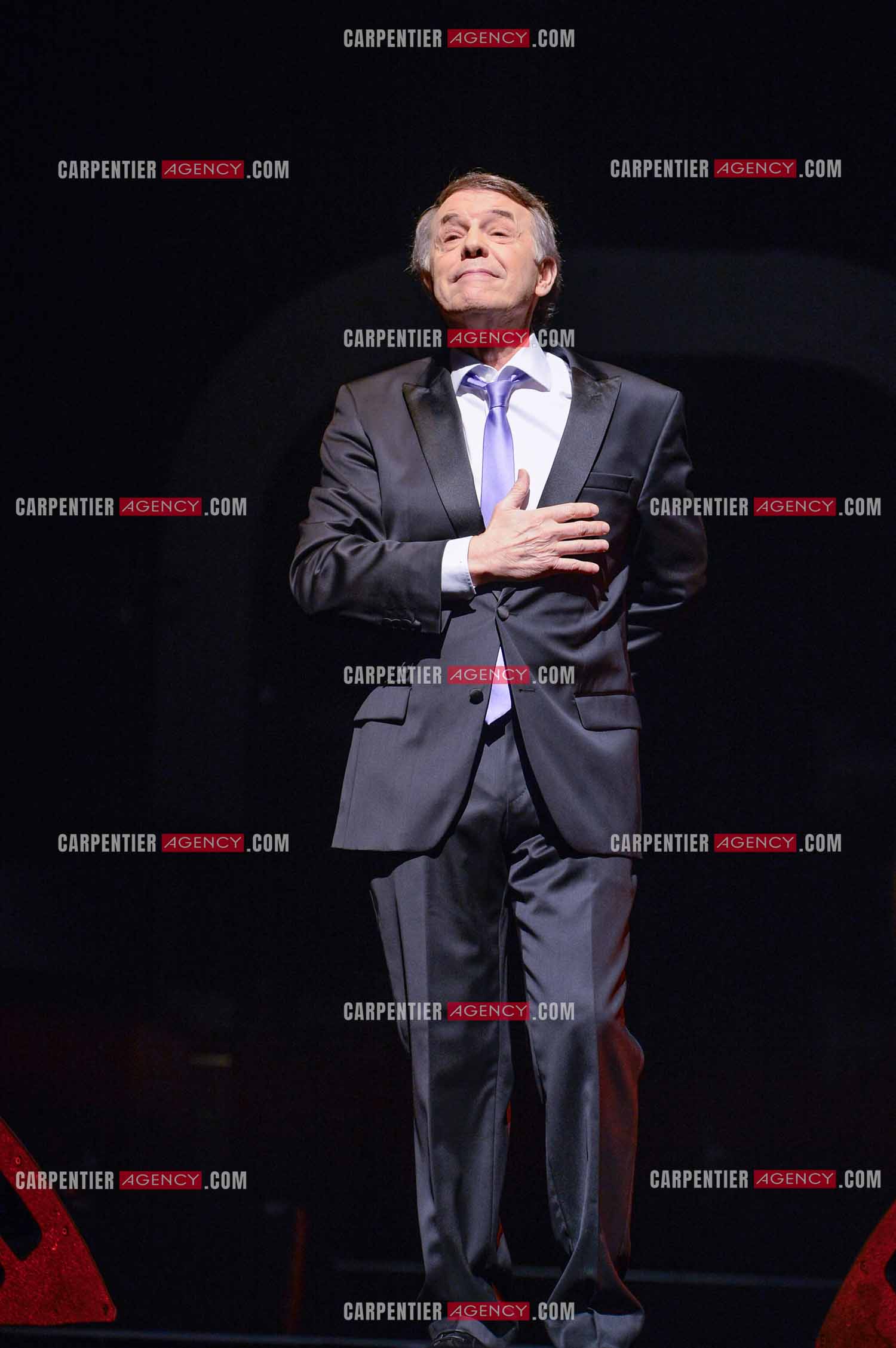 Le chanteur Salvatore Adamo en concert au Grand Rex à Paris.