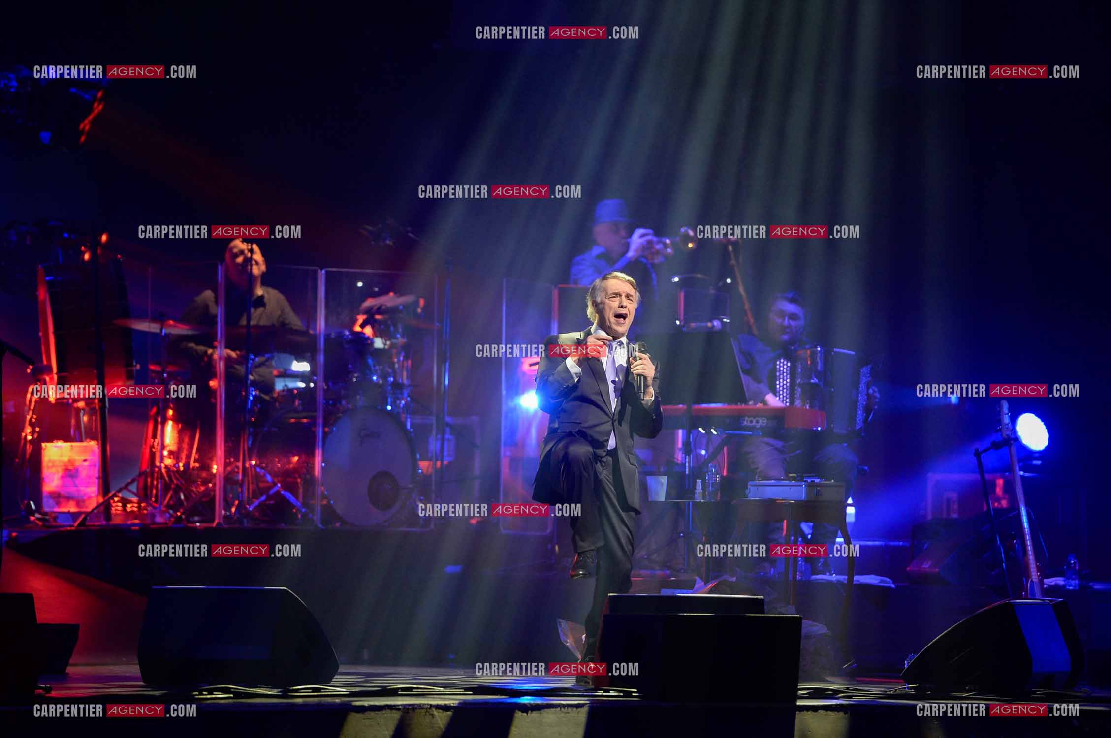 Le chanteur Salvatore Adamo en concert au Grand Rex à Paris.