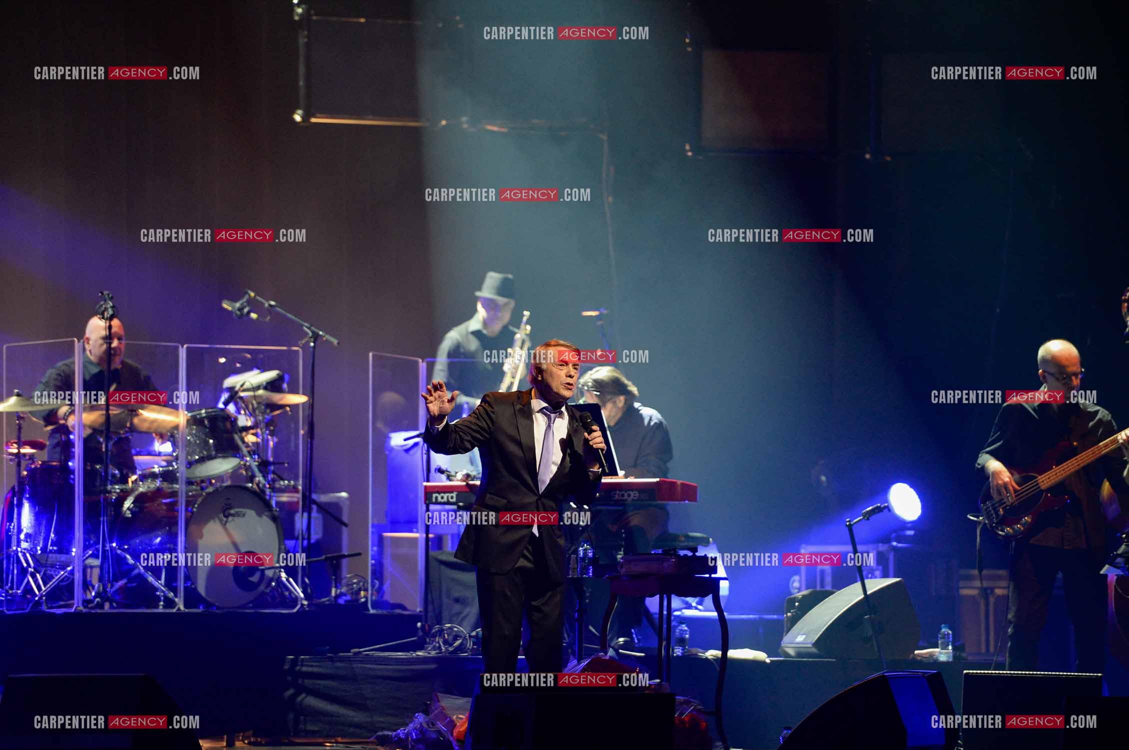 Le chanteur Salvatore Adamo en concert au Grand Rex à Paris.