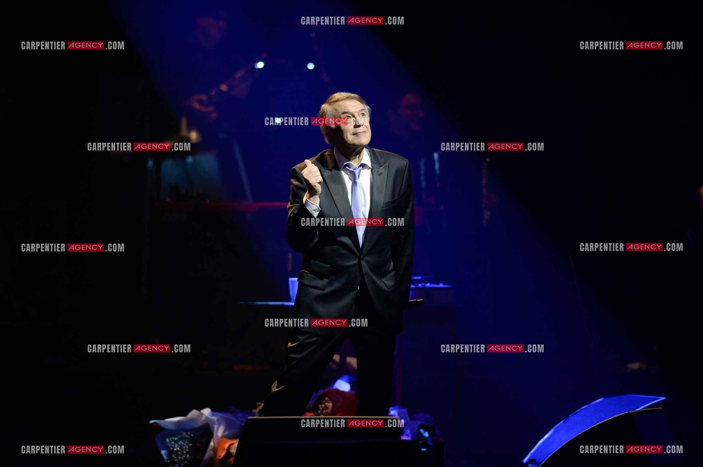 Le chanteur Salvatore Adamo en concert au Grand Rex à Paris.