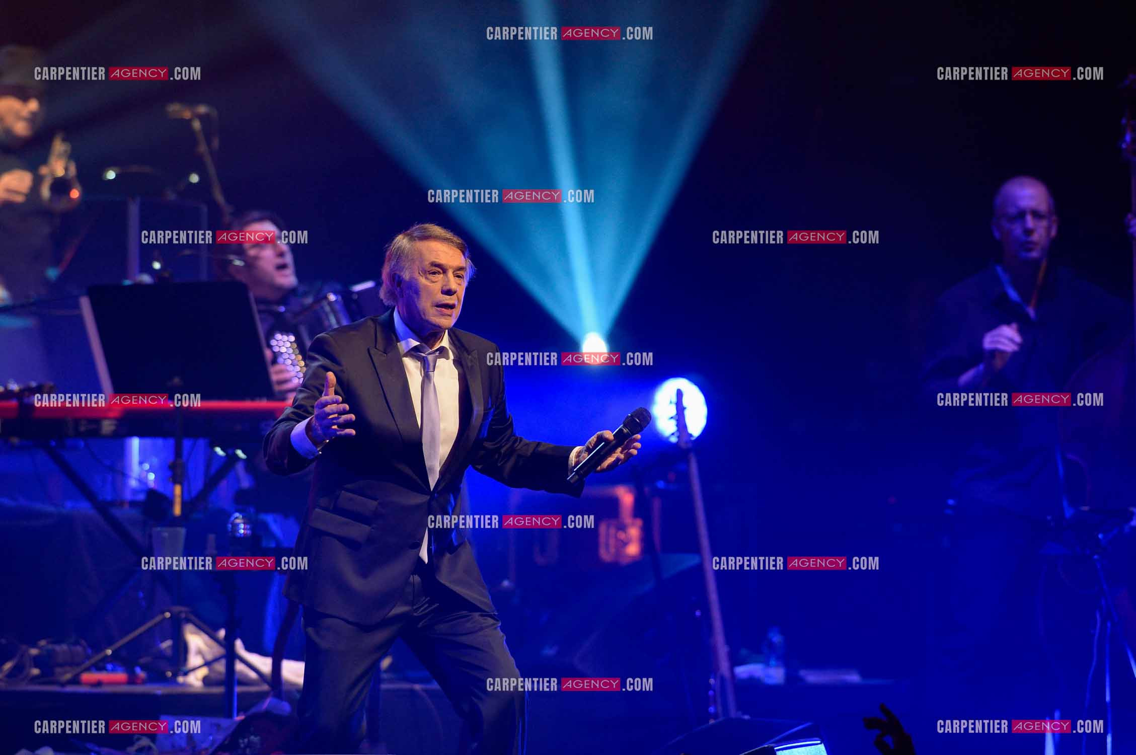 Le chanteur Salvatore Adamo en concert au Grand Rex à Paris.