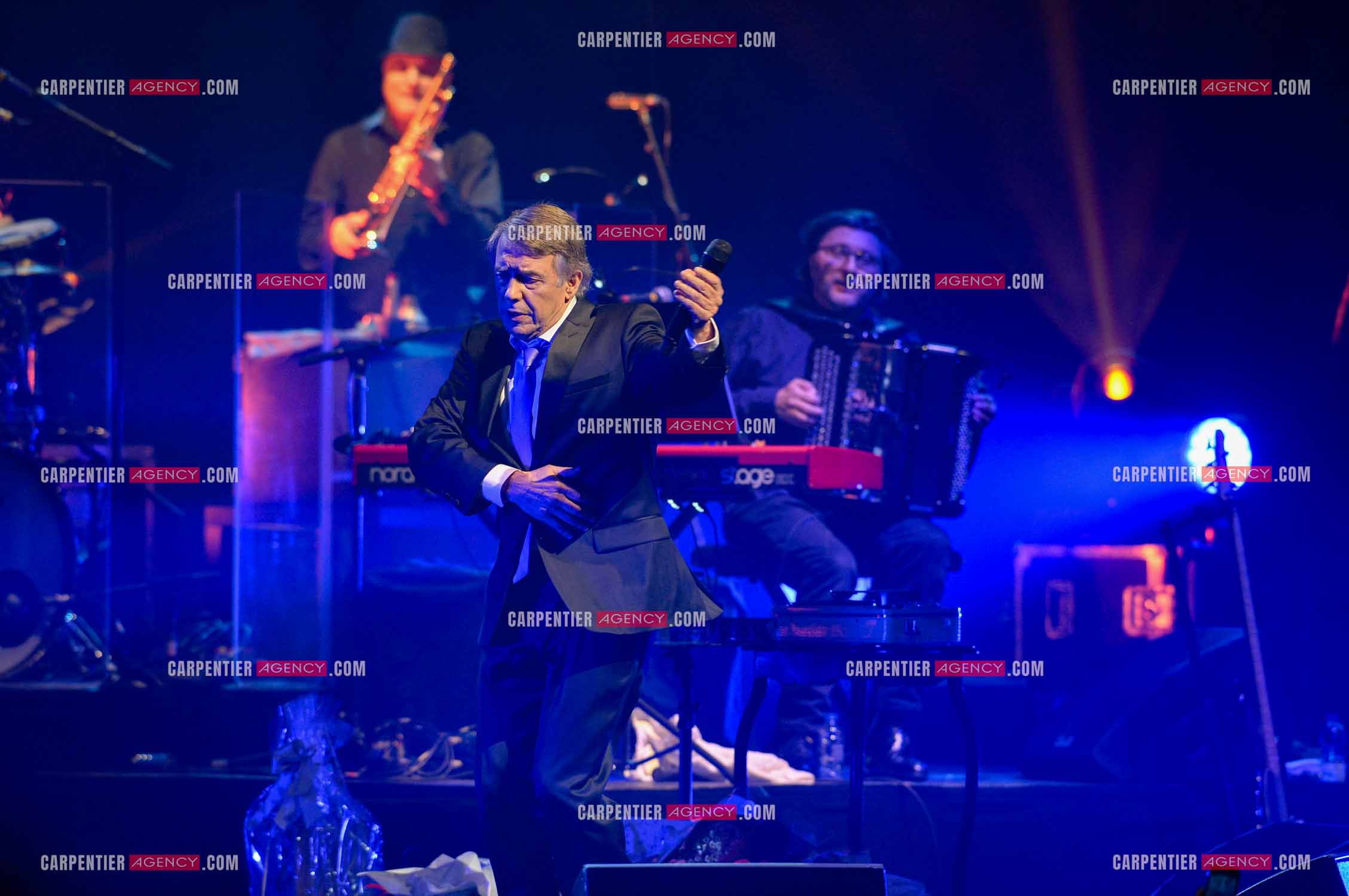 Le chanteur Salvatore Adamo en concert au Grand Rex à Paris.