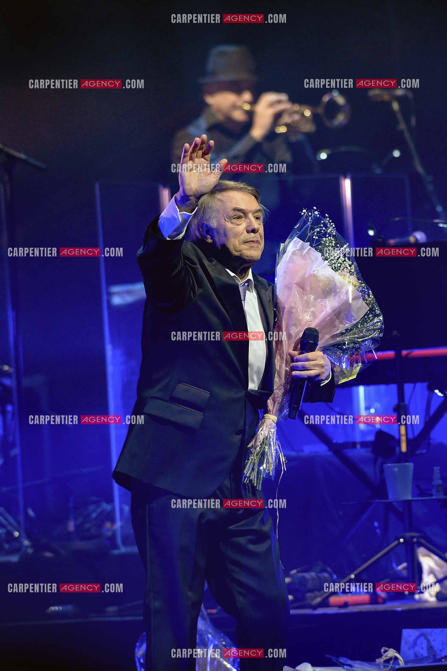 Le chanteur Salvatore Adamo en concert au Grand Rex à Paris.