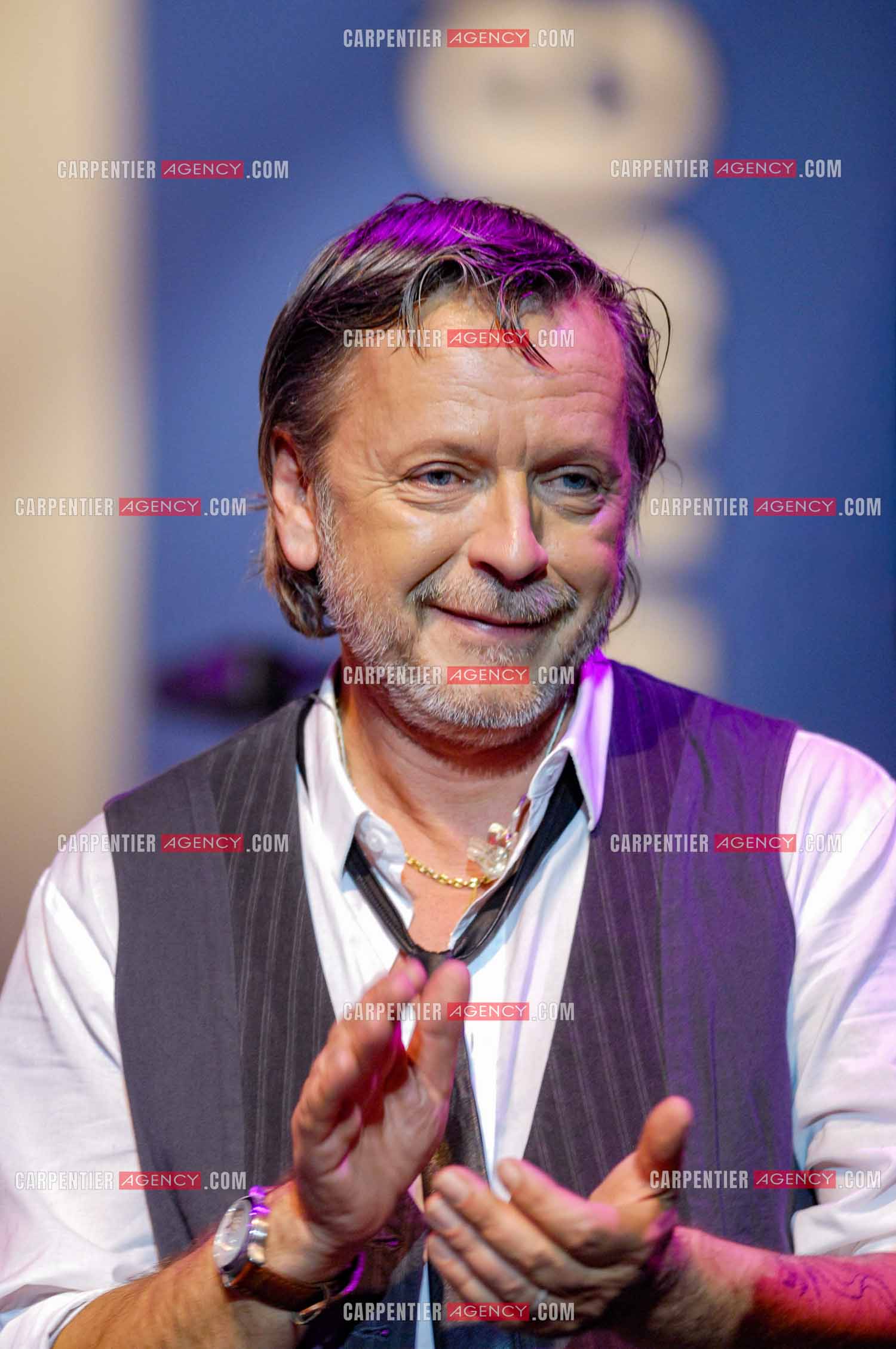 Renaud lors d un concert de soutien au Zenith de Paris au profis de la liberation d Ingrid Betancourt.