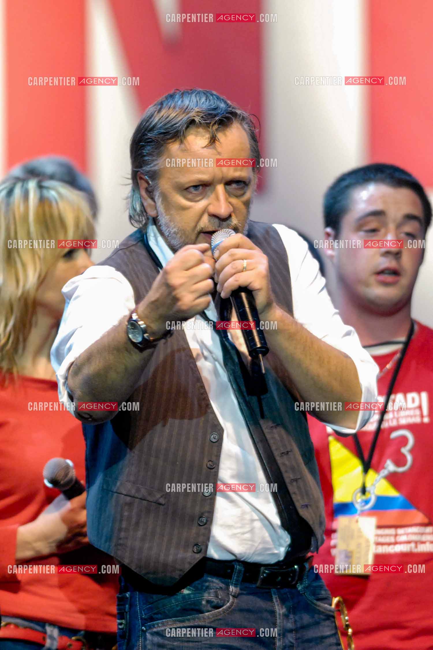 Le chanteur Renaud et sa femme Romane Serda lors d'un concert de soutien au Zénith de Paris au profit de la libération d'Ingrid Betancourt.