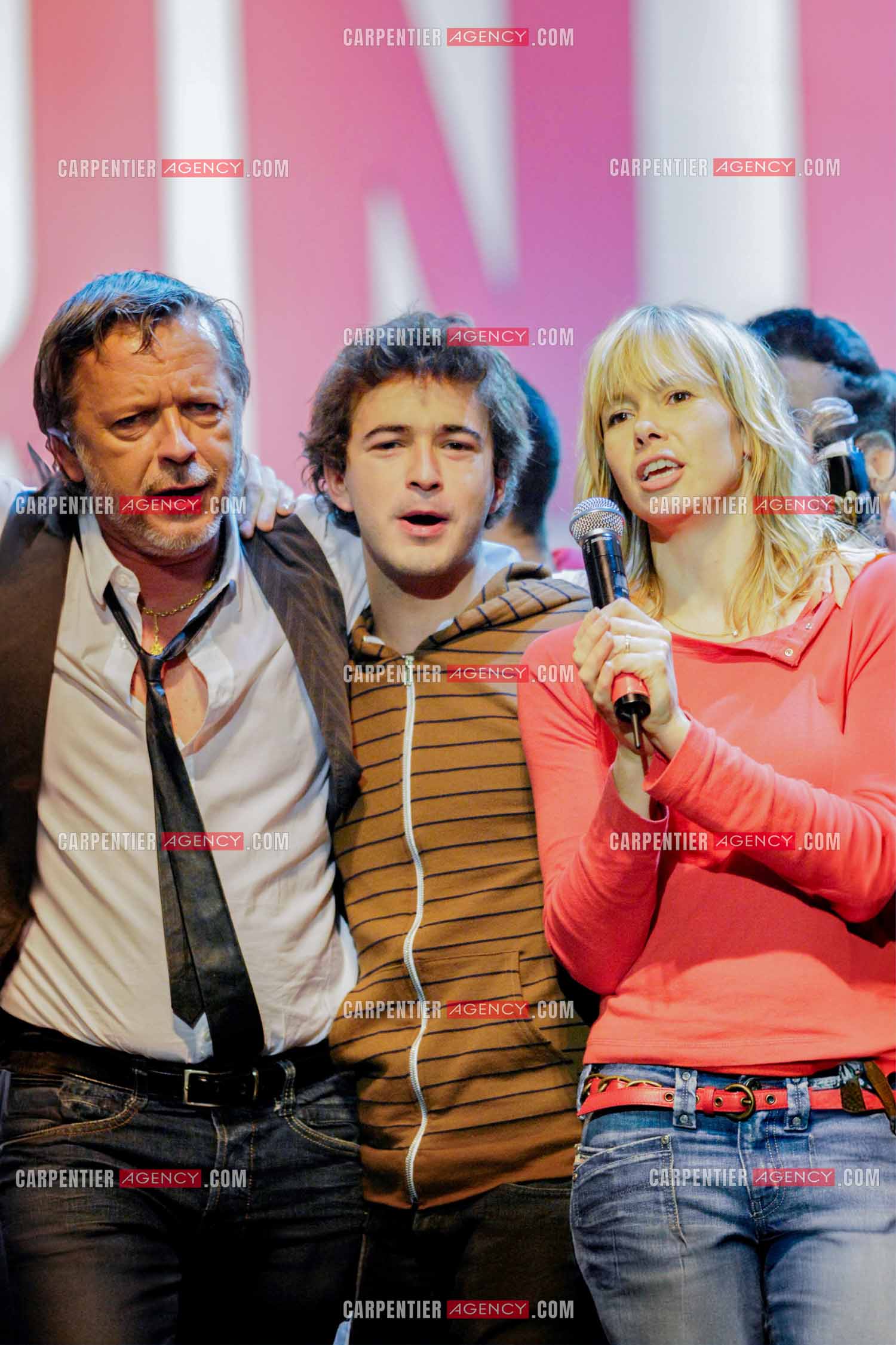 Le chanteur Renaud et sa femme Romane Serda autour de leur gendre Renan Luce lors d'un concert de soutien au Zénith de Paris au profit de la libération d'Ingrid Betancourt.