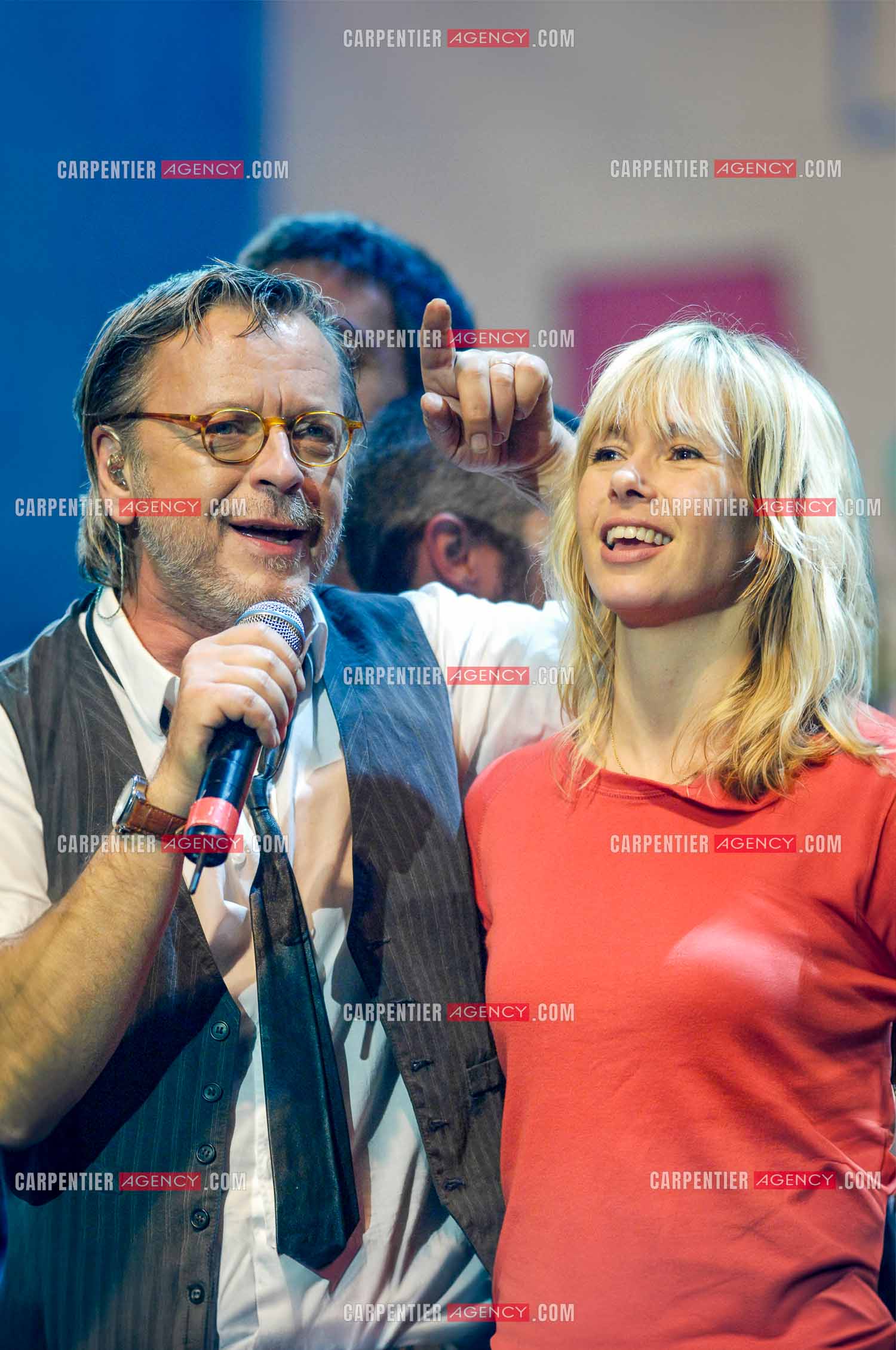 Le chanteur Renaud et sa femme Romane Serda lors d'un concert de soutien au Zénith de Paris au profit de la libération d'Ingrid Betancourt.
