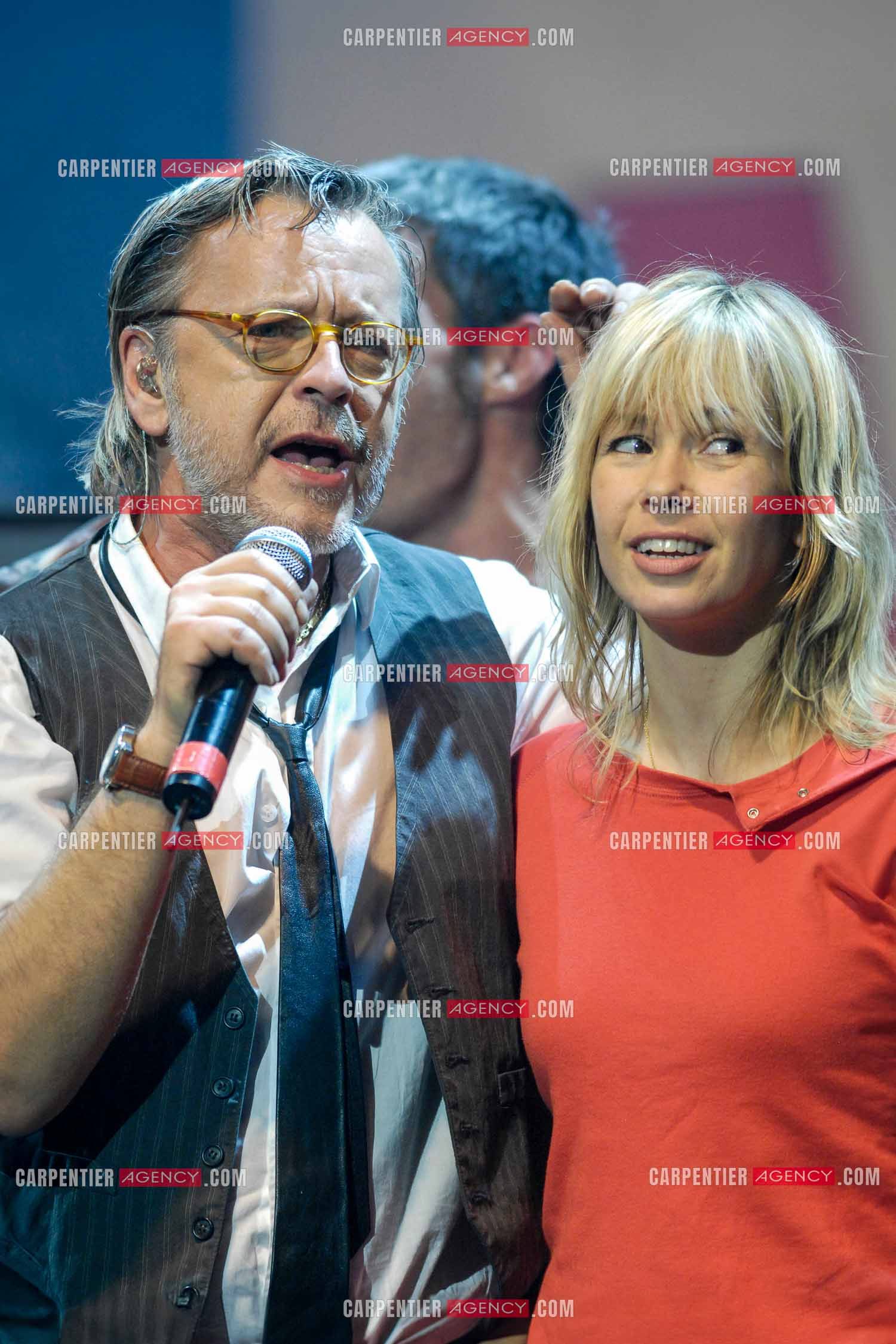 Le chanteur Renaud et sa femme Romane Serda lors d'un concert de soutien au Zénith de Paris au profit de la libération d'Ingrid Betancourt.