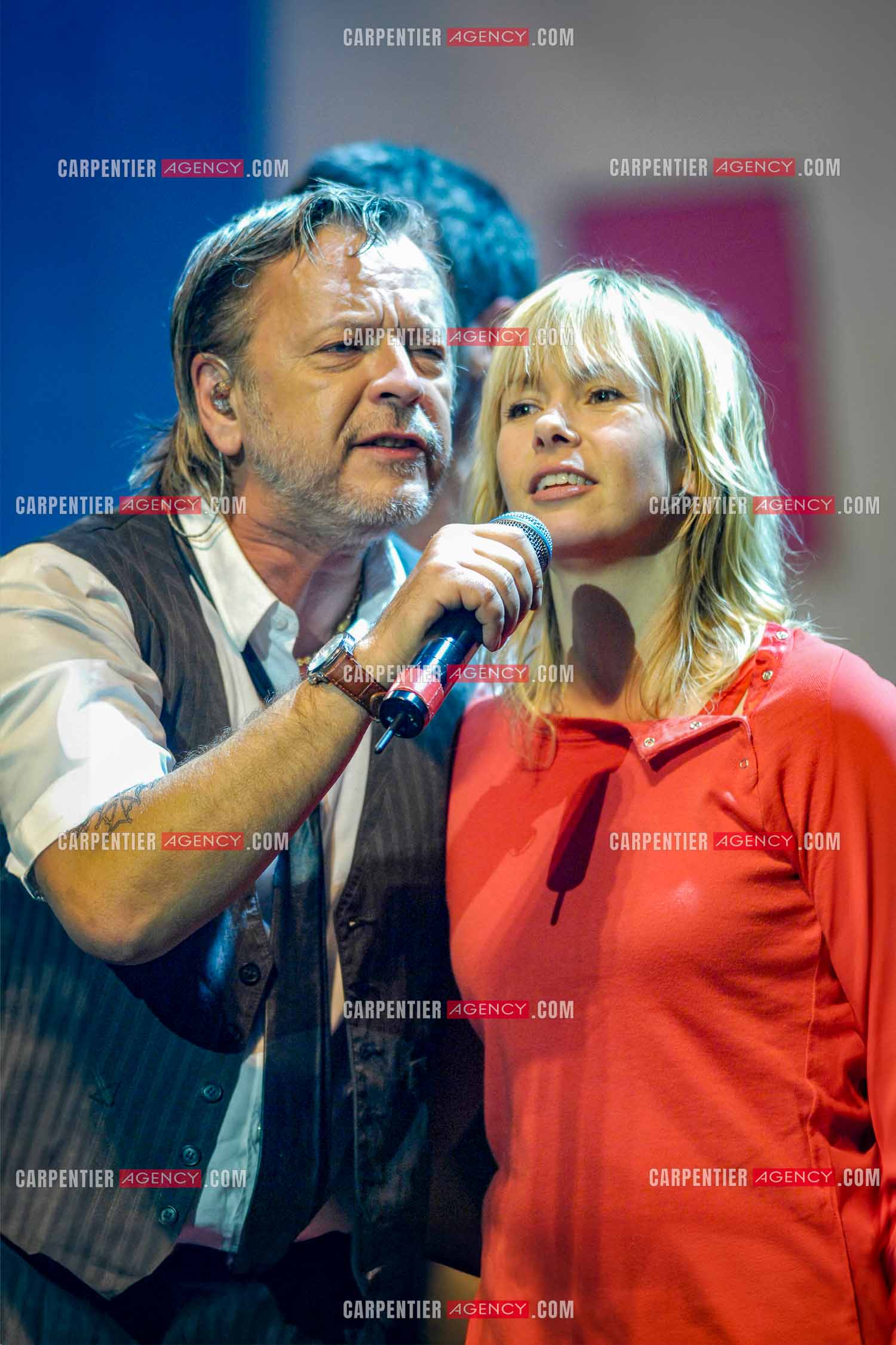 Le chanteur Renaud et sa femme Romane Serda lors d'un concert de soutien au Zénith de Paris au profit de la libération d'Ingrid Betancourt.