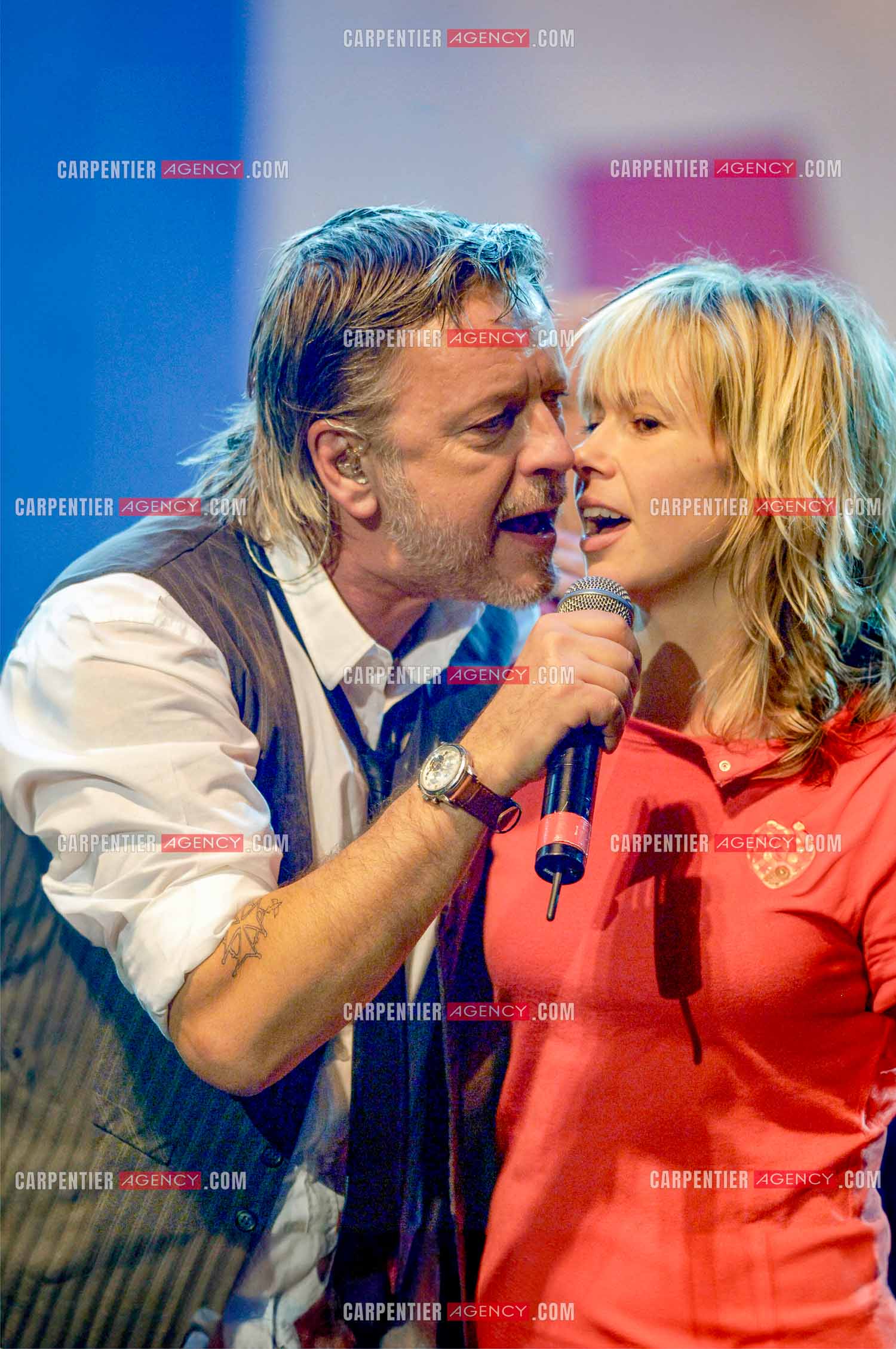 Le chanteur Renaud et sa femme Romane Serda lors d'un concert de soutien au Zénith de Paris au profit de la libération d'Ingrid Betancourt.