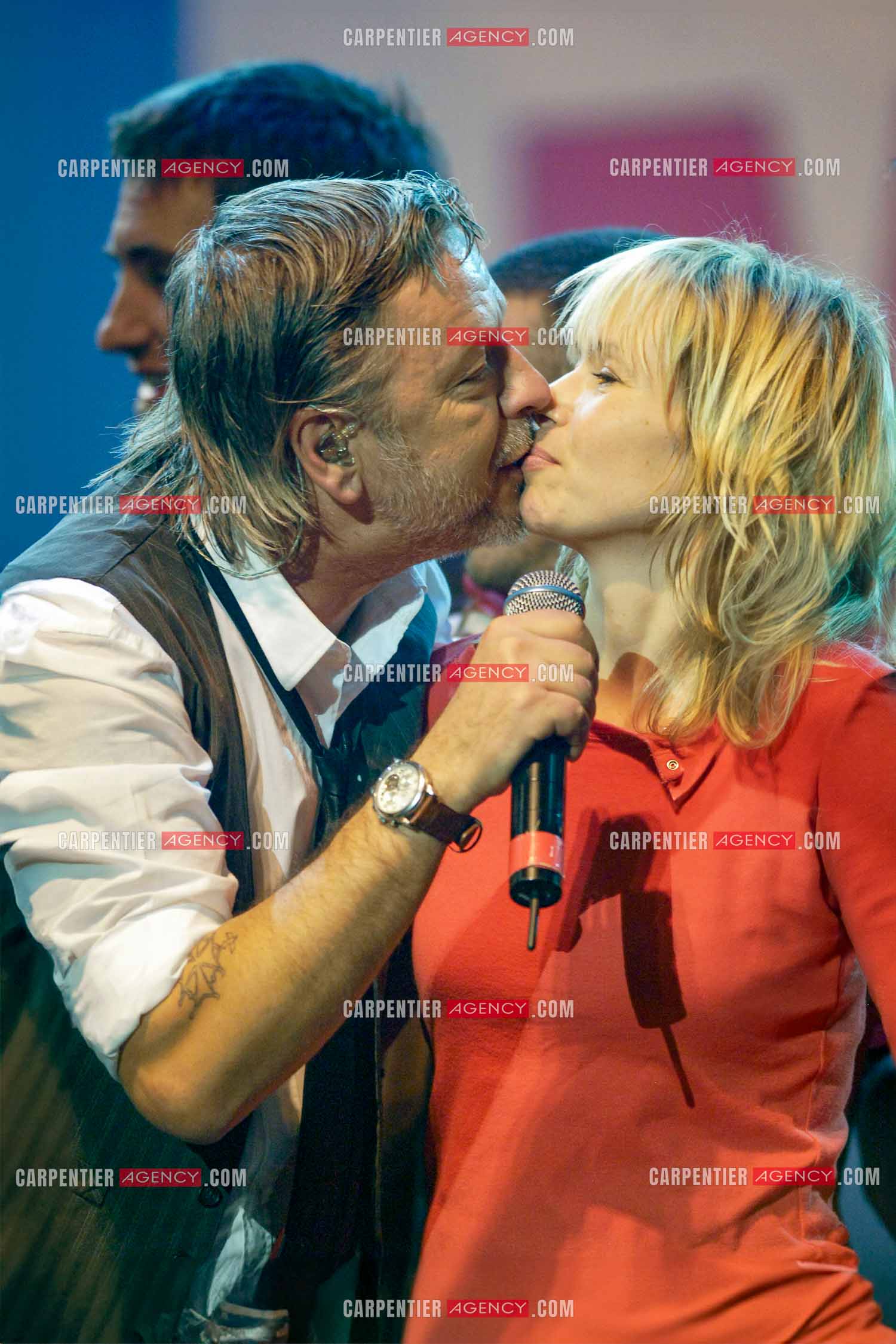 Le chanteur Renaud et sa femme Romane Serda lors d'un concert de soutien au Zénith de Paris au profit de la libération d'Ingrid Betancourt.