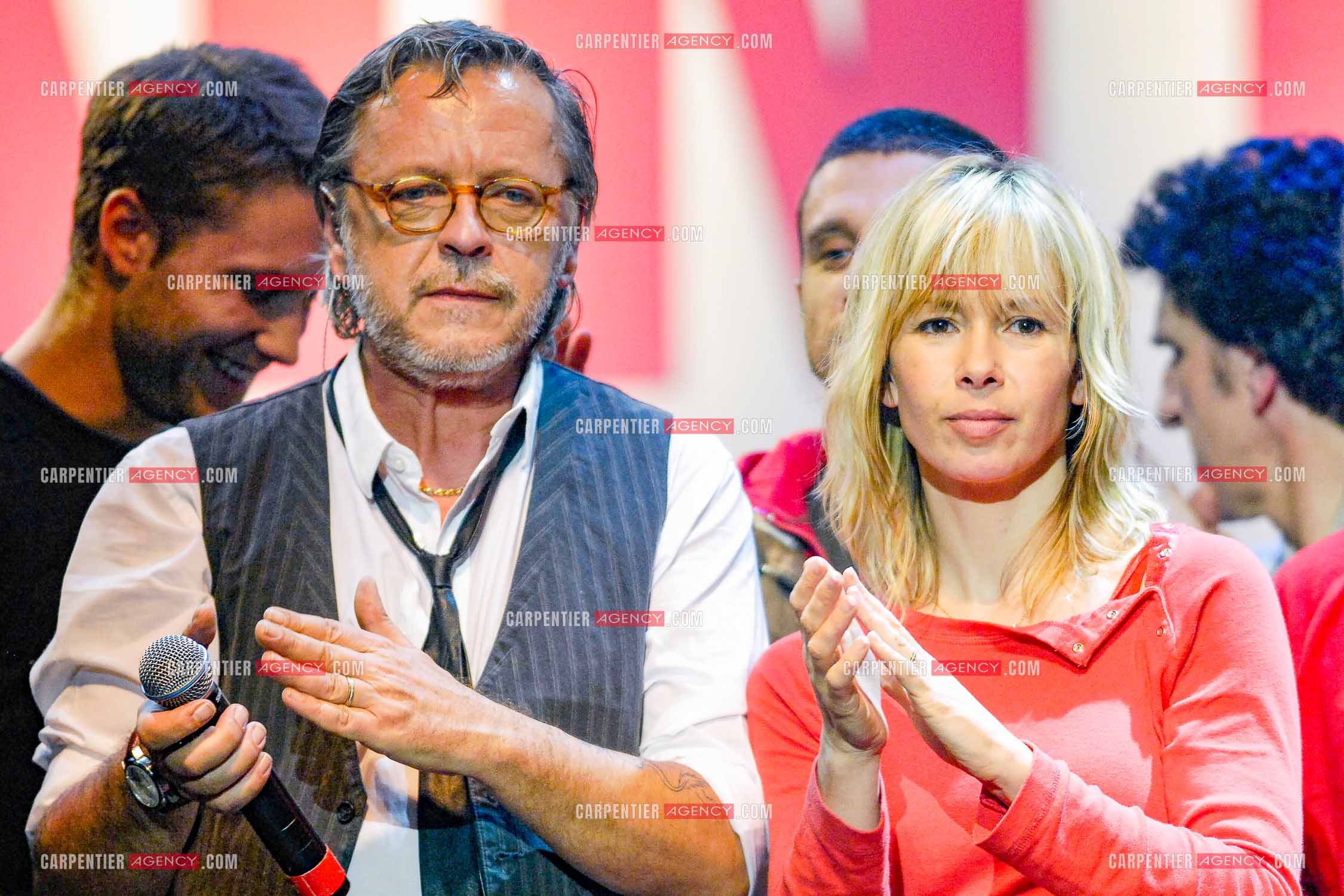 Le chanteur Renaud et sa femme Romane Serda lors d'un concert de soutien au Zénith de Paris au profit de la libération d'Ingrid Betancourt.