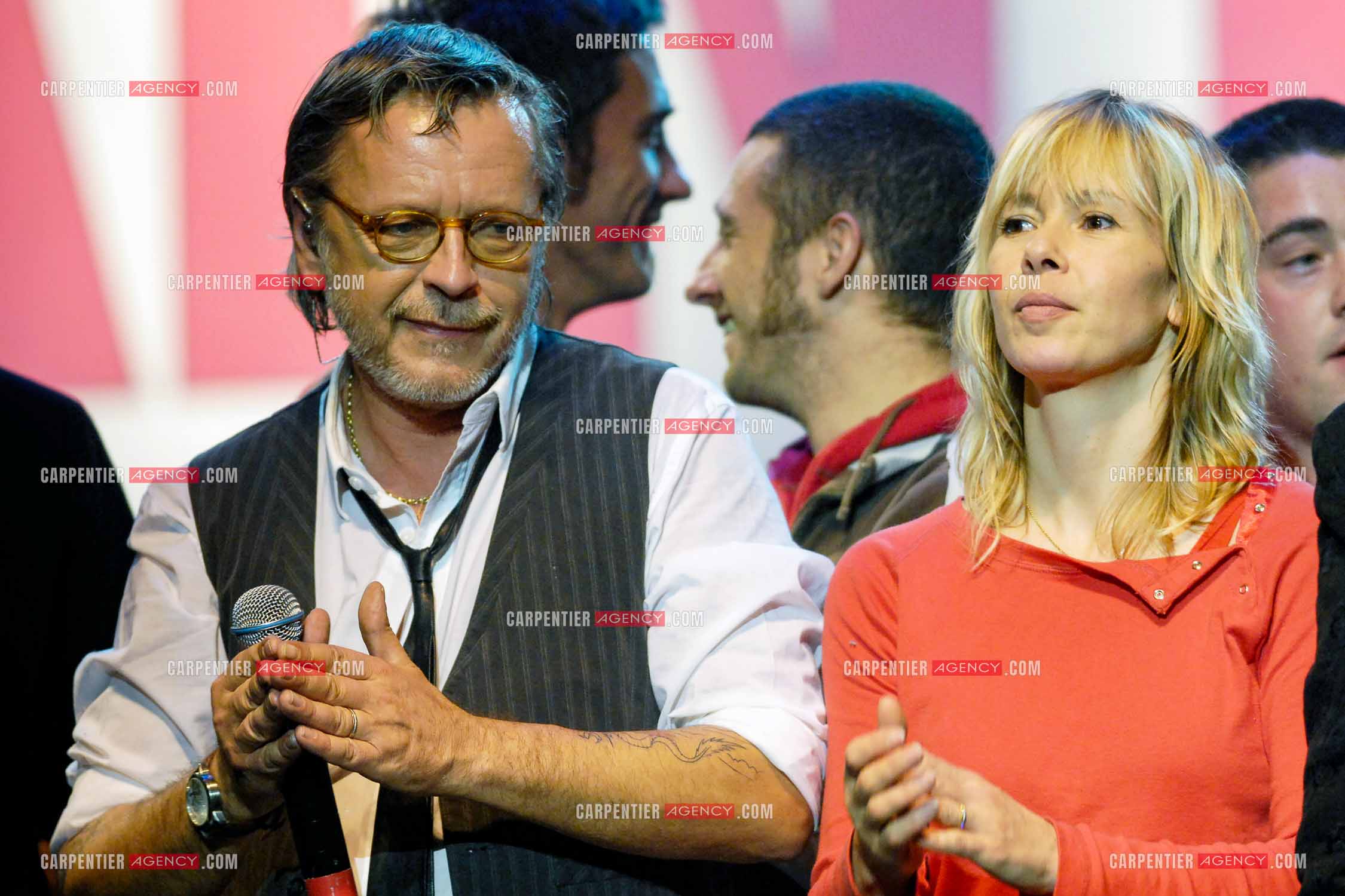 Le chanteur Renaud et sa femme Romane Serda lors d'un concert de soutien au Zénith de Paris au profit de la libération d'Ingrid Betancourt.