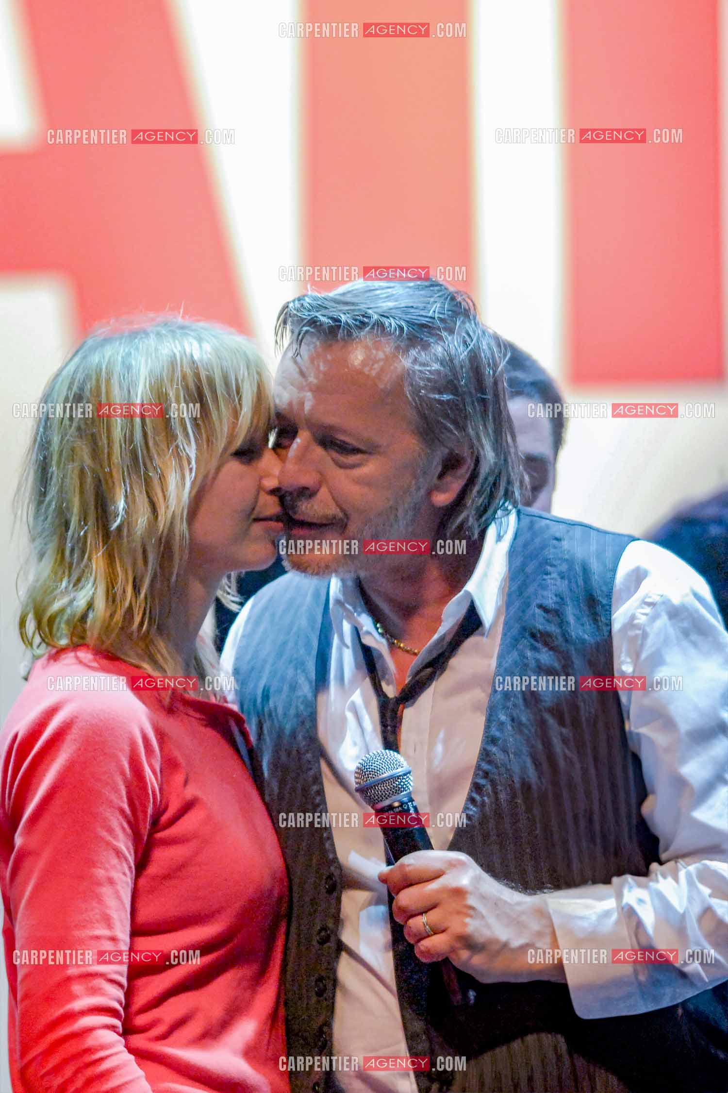 Le chanteur Renaud et sa femme Romane Serda lors d'un concert de soutien au Zénith de Paris au profit de la libération d'Ingrid Betancourt.