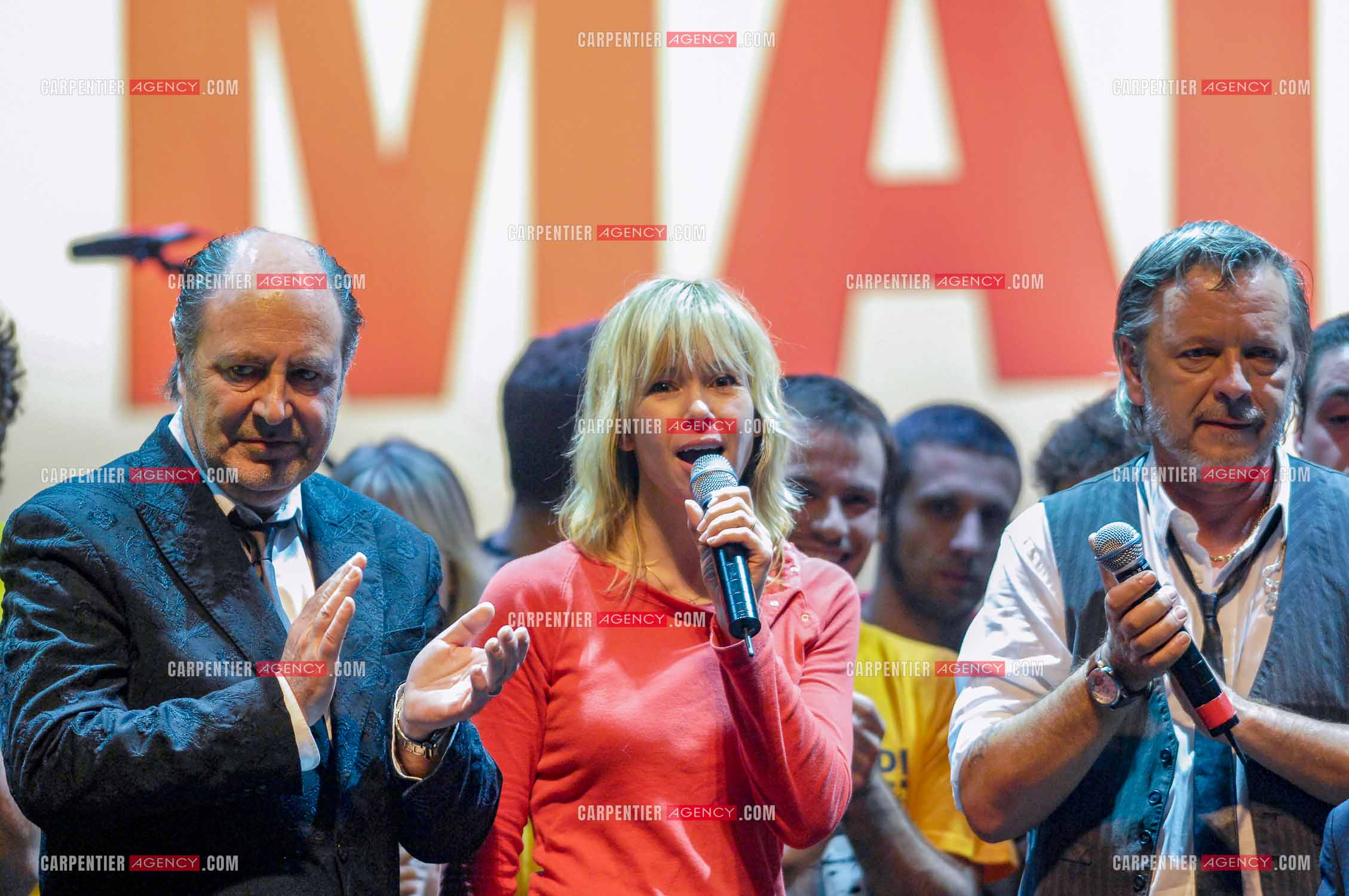 Le chanteur Renaud et sa femme Romane Serda lors d'un concert de soutien au Zénith de Paris au profit de la libération d'Ingrid Betancourt. Ici, accompagné du chanteur Michel Delpech.