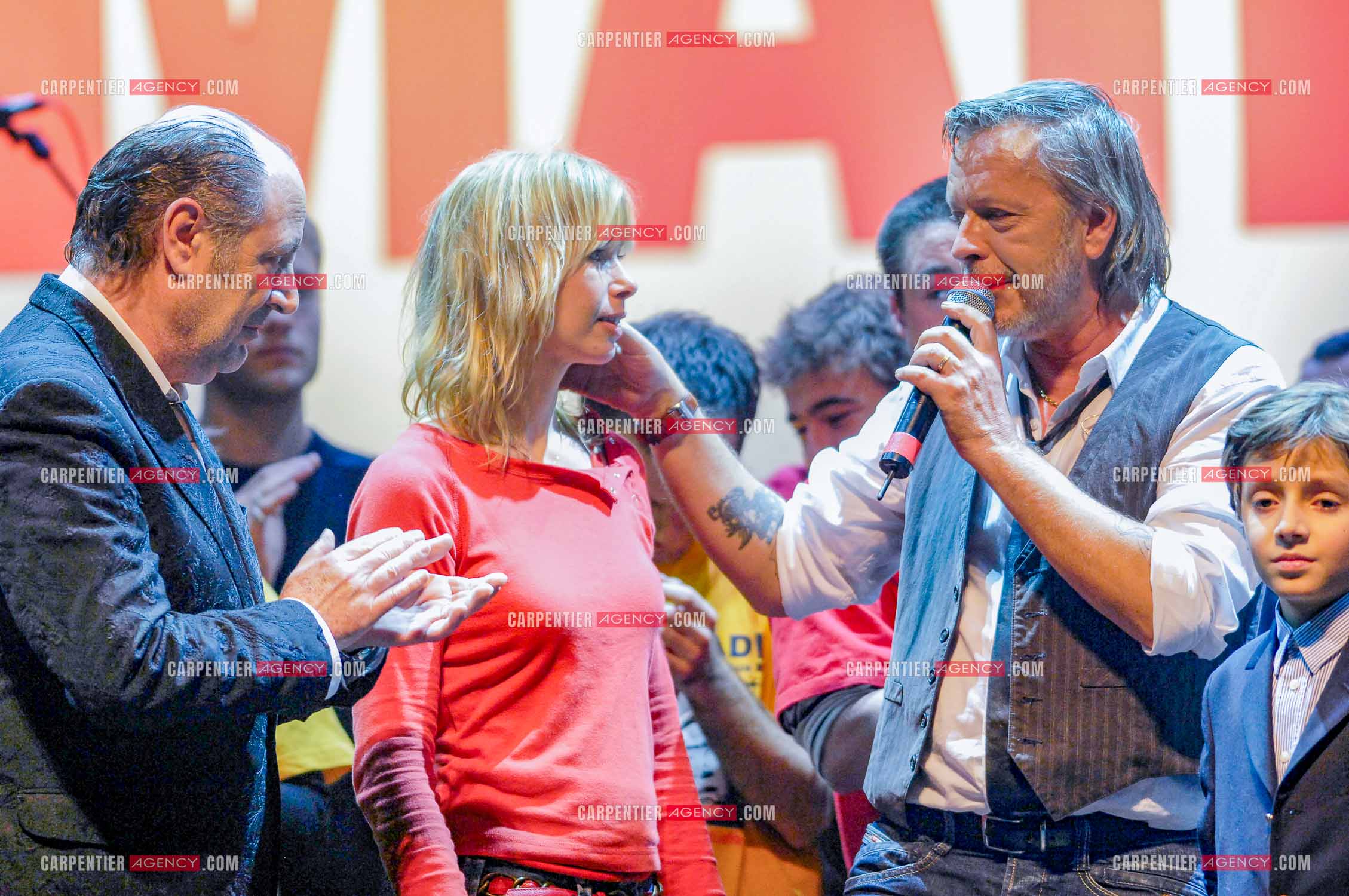 Le chanteur Renaud et sa femme Romane Serda lors d'un concert de soutien au Zénith de Paris au profit de la libération d'Ingrid Betancourt. Ici, accompagné du chanteur Michel Delpech.